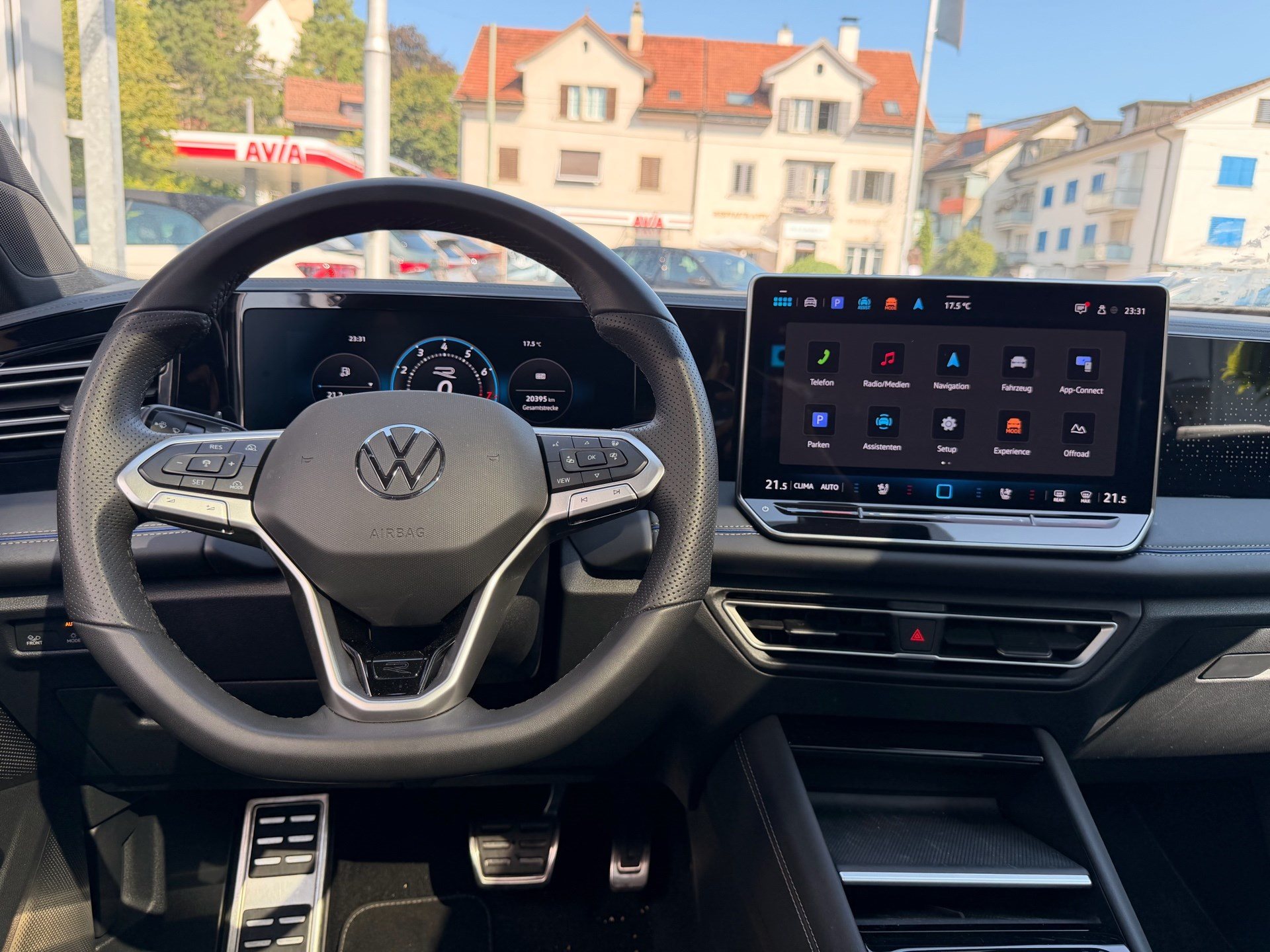 VW Tiguan 2.0 TSI DSG 4MOTION R-LINE *** PANORAMAGLASDACH & 360 GRAD KAMERA ***-image-8