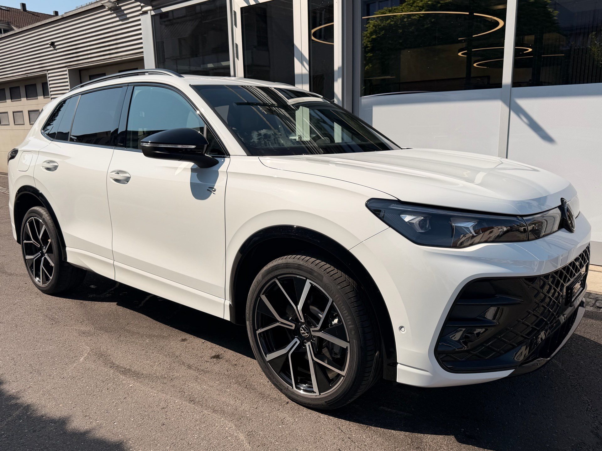 VW Tiguan 2.0 TDI DSG 4MOTION R-LINE *** PANORAMAGLASDACH & 360 GRAD KAMERA ***-showroom-element-2