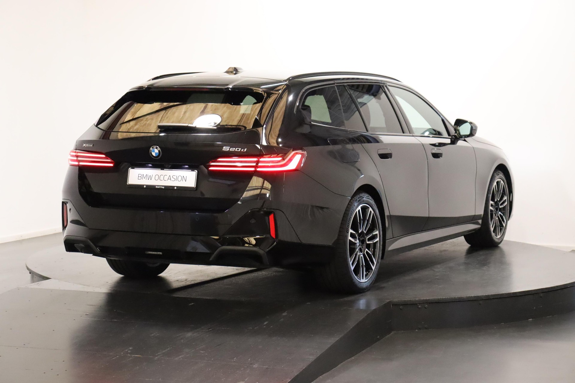 BMW 520d xDrive Touring-image-1