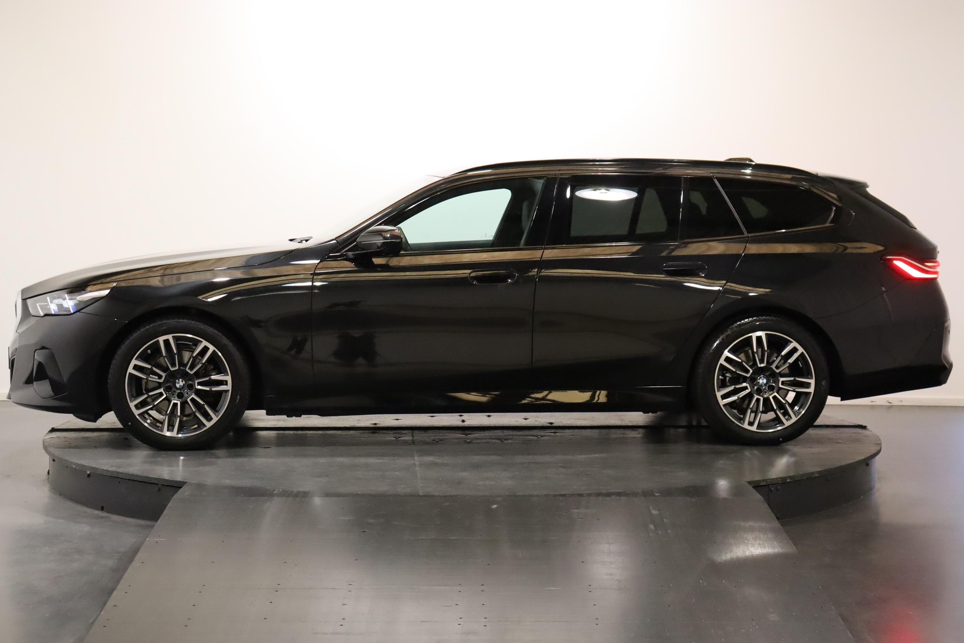 BMW 520d xDrive Touring-image-3