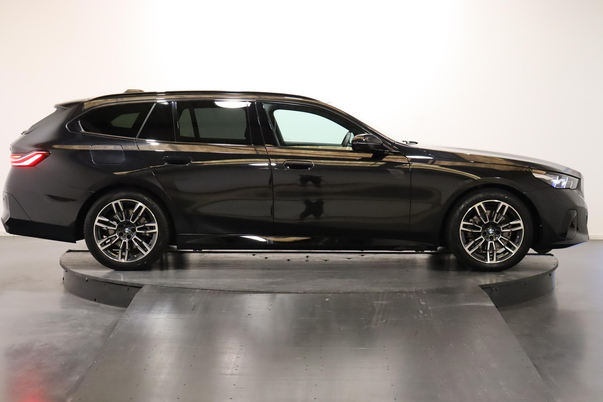 BMW 520d xDrive Touring-image-2