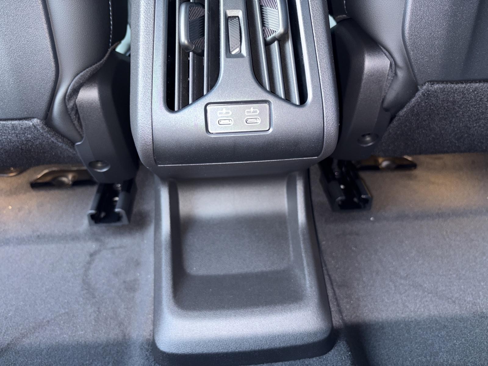 BMW iX1 30 xDrive-image-14