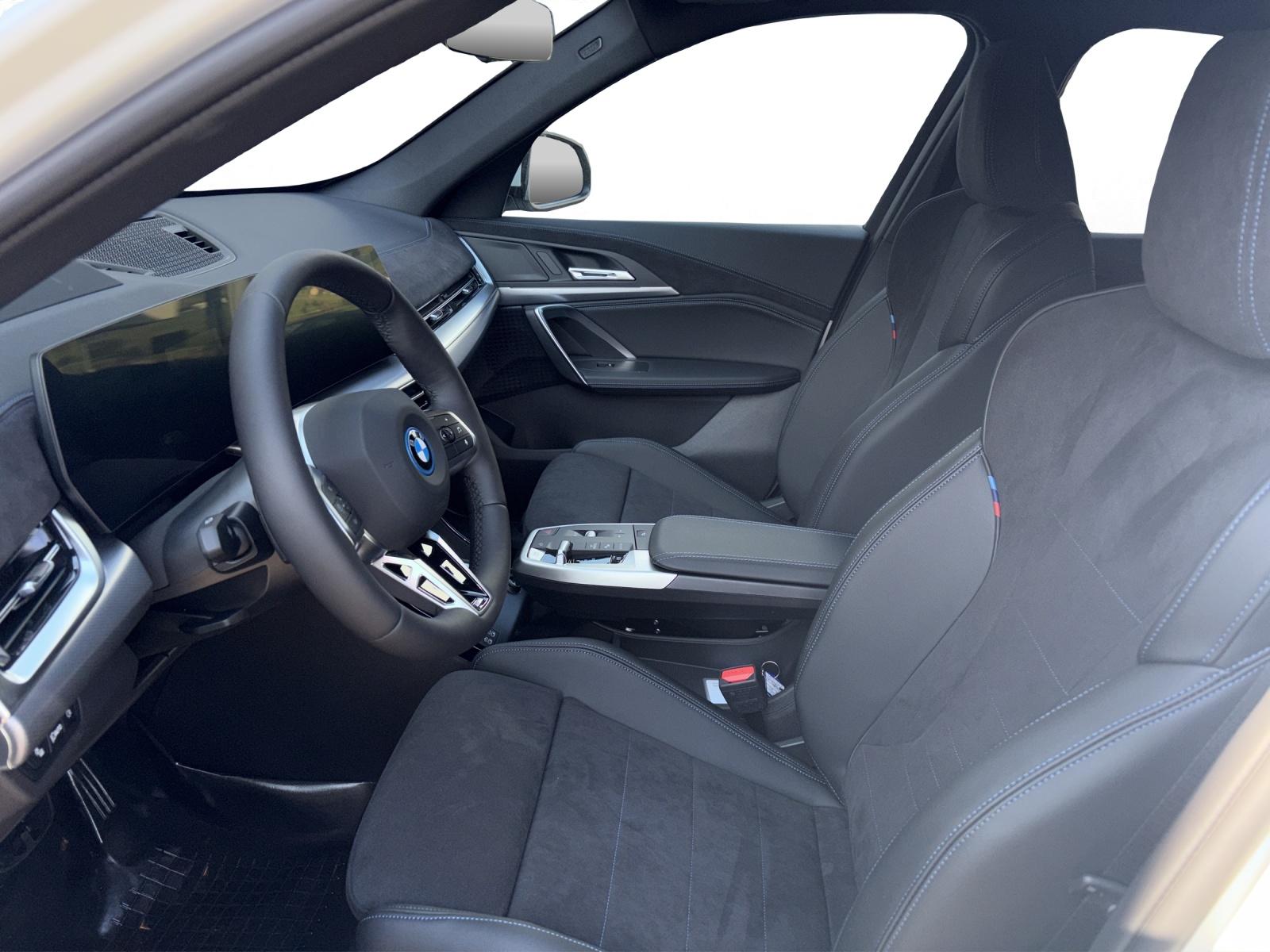 BMW iX1 30 xDrive-image-9