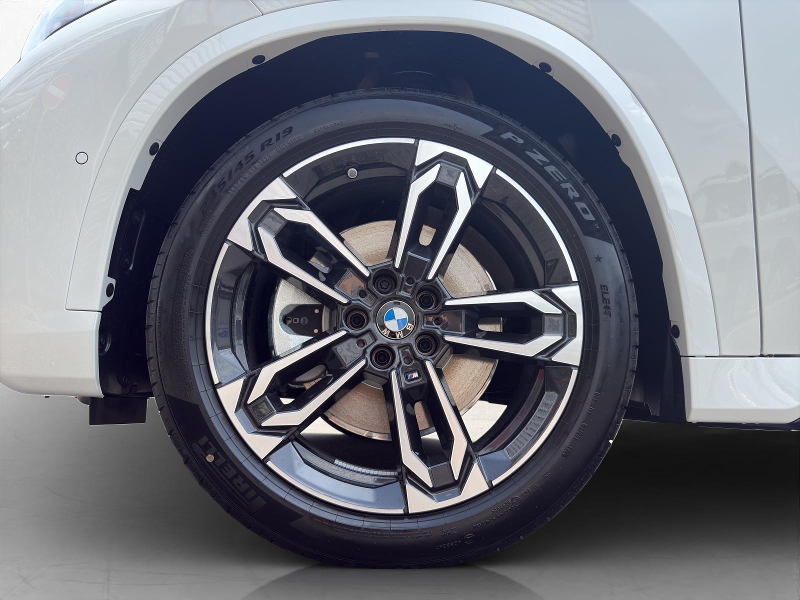 BMW iX1 30 xDrive-image-8
