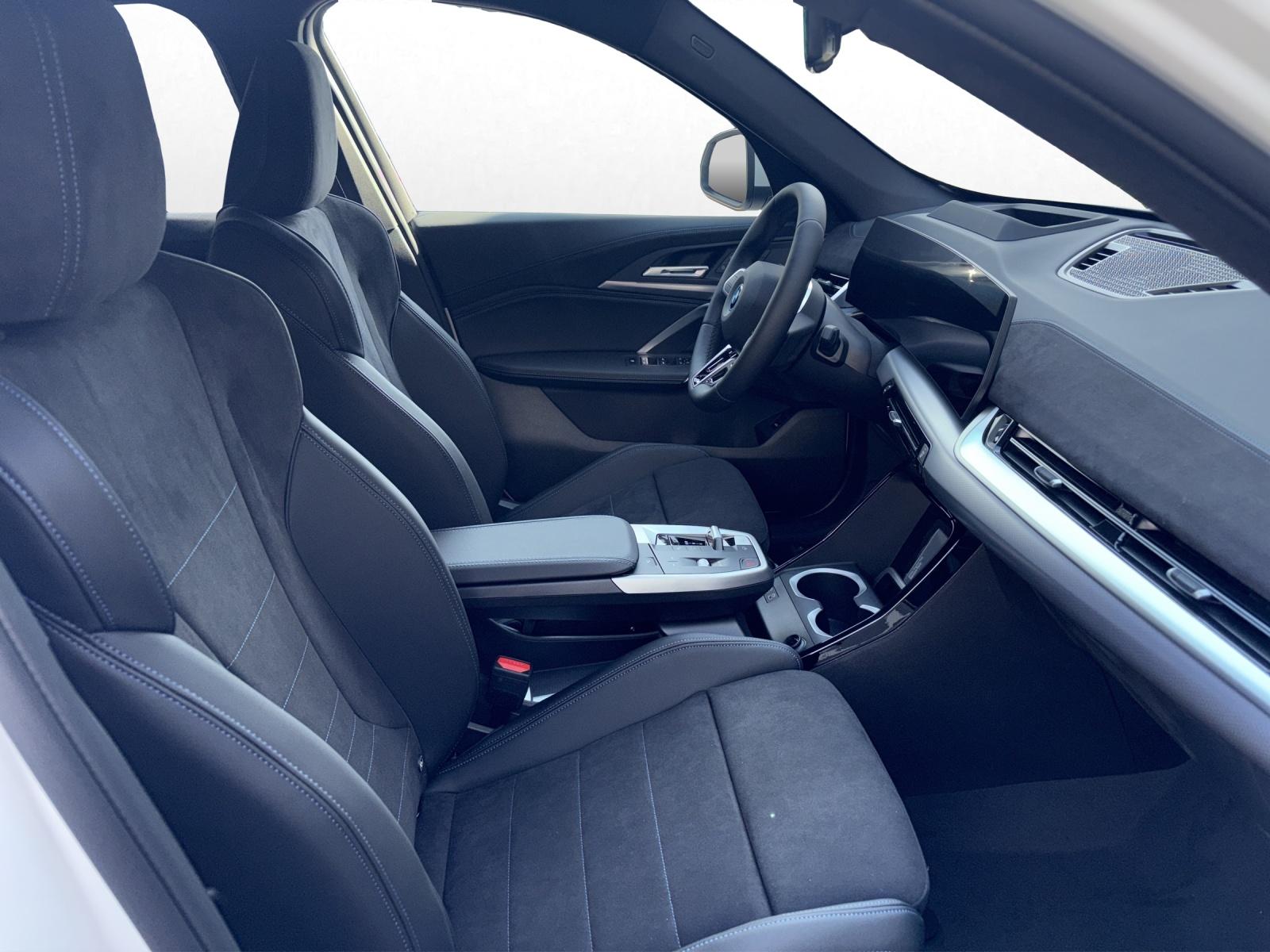 BMW iX1 30 xDrive-image-15