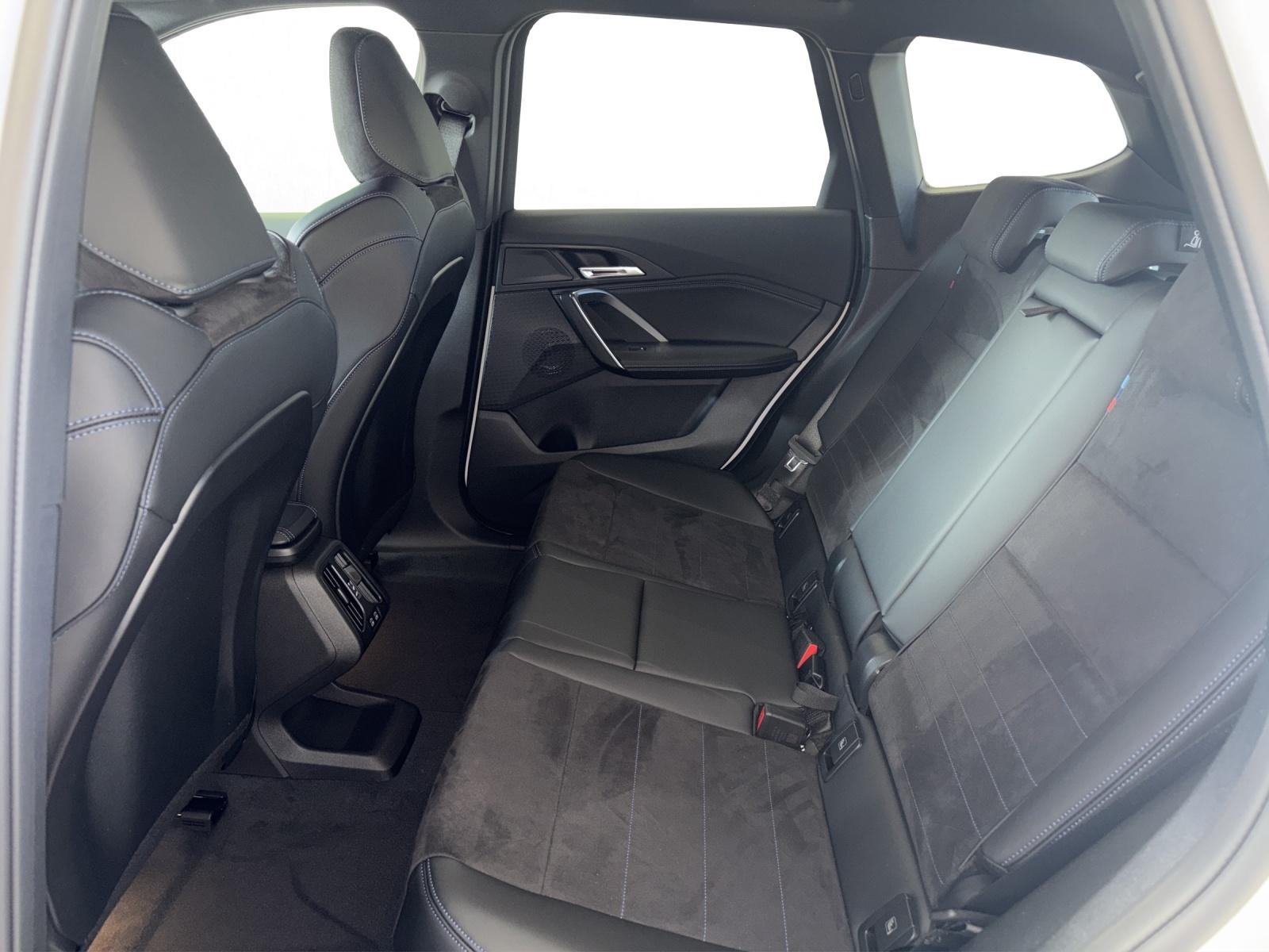 BMW iX1 30 xDrive-image-13
