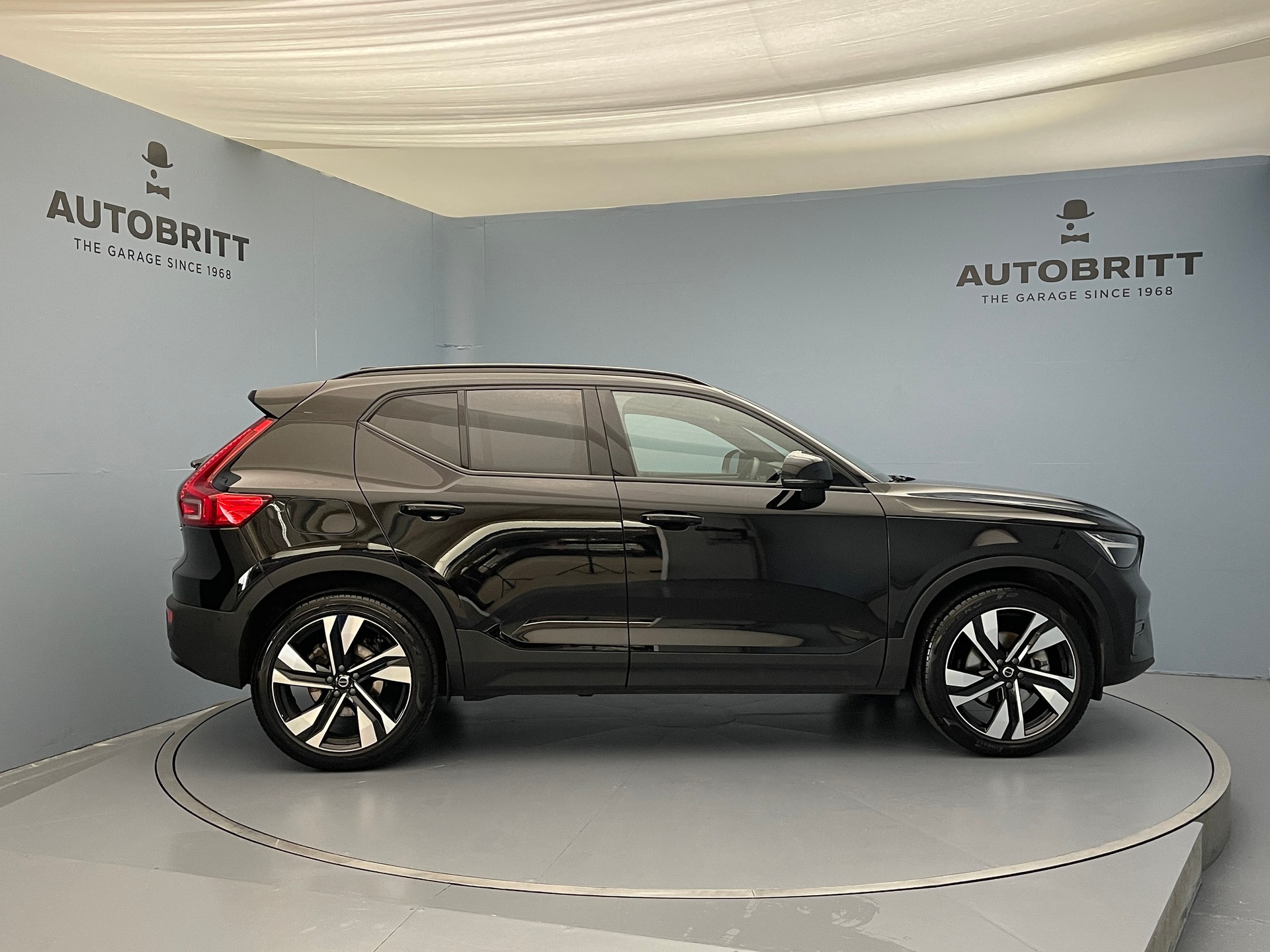 VOLVO XC40 2.0 B3 MH Plus Dark-showroom-element-1