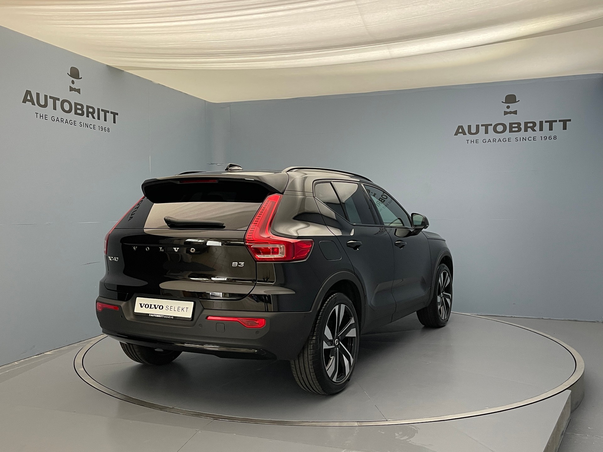VOLVO XC40 2.0 B3 MH Plus Dark-showroom-element-2