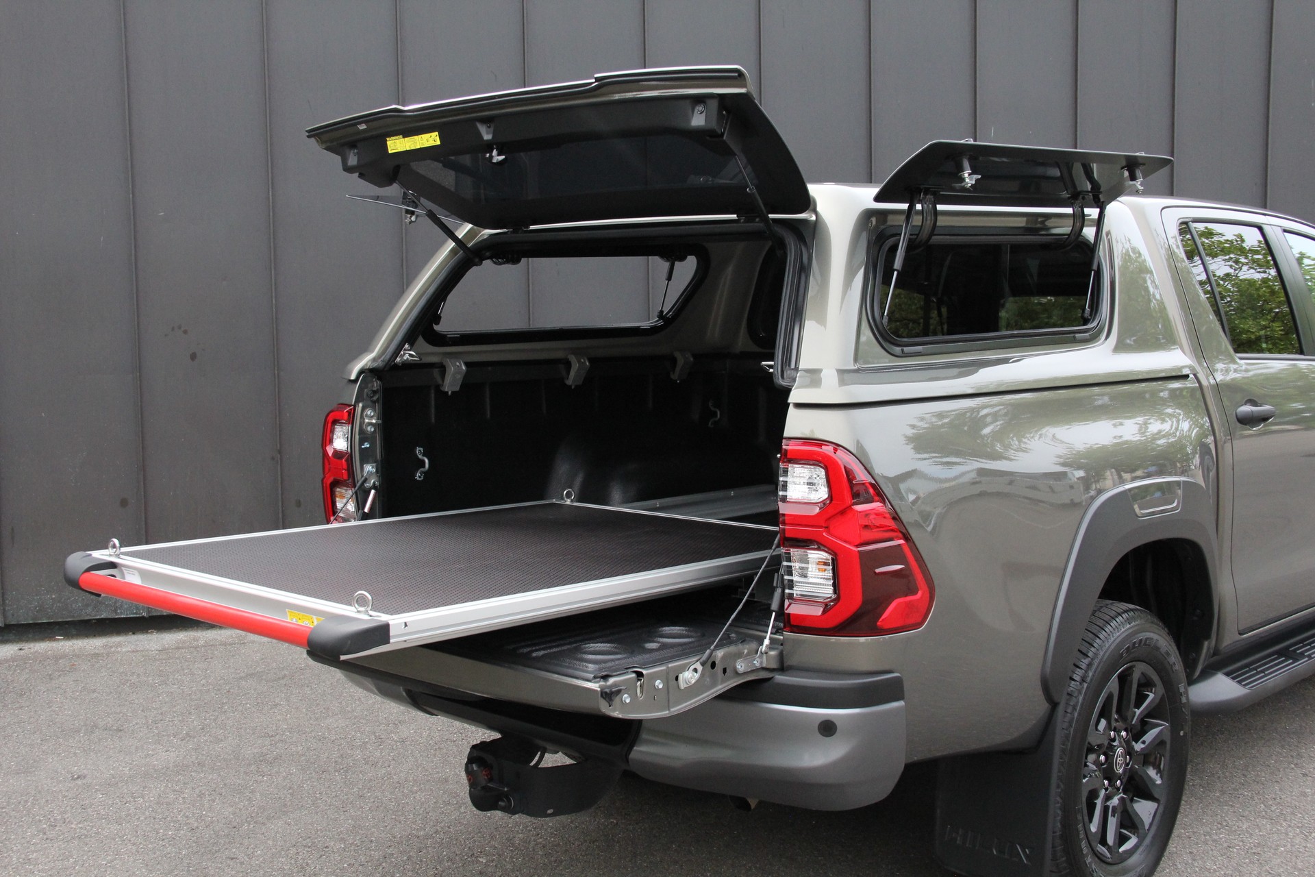 TOYOTA Hilux 2.8d MHEV Invincible Double Cab 4x4 *3500Kg-ANHÄNGEKUPPLUNG* *360°-KAMERA* *LEDER* *JBL-SOUND* 4xSITZHEIZUNG-image-2