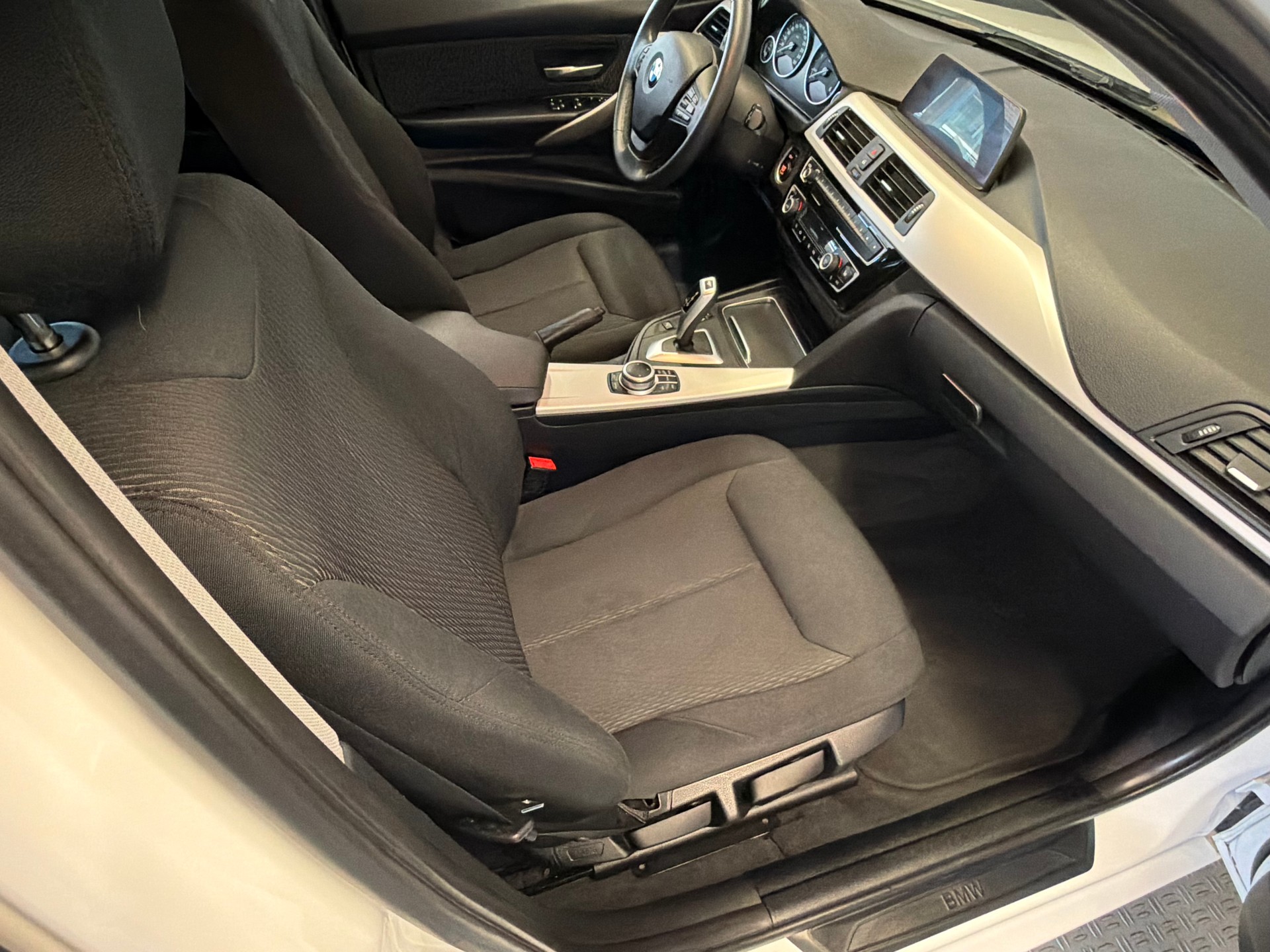 BMW 320d xDrive Touring Swiss Advantage Sport Stept-image-12