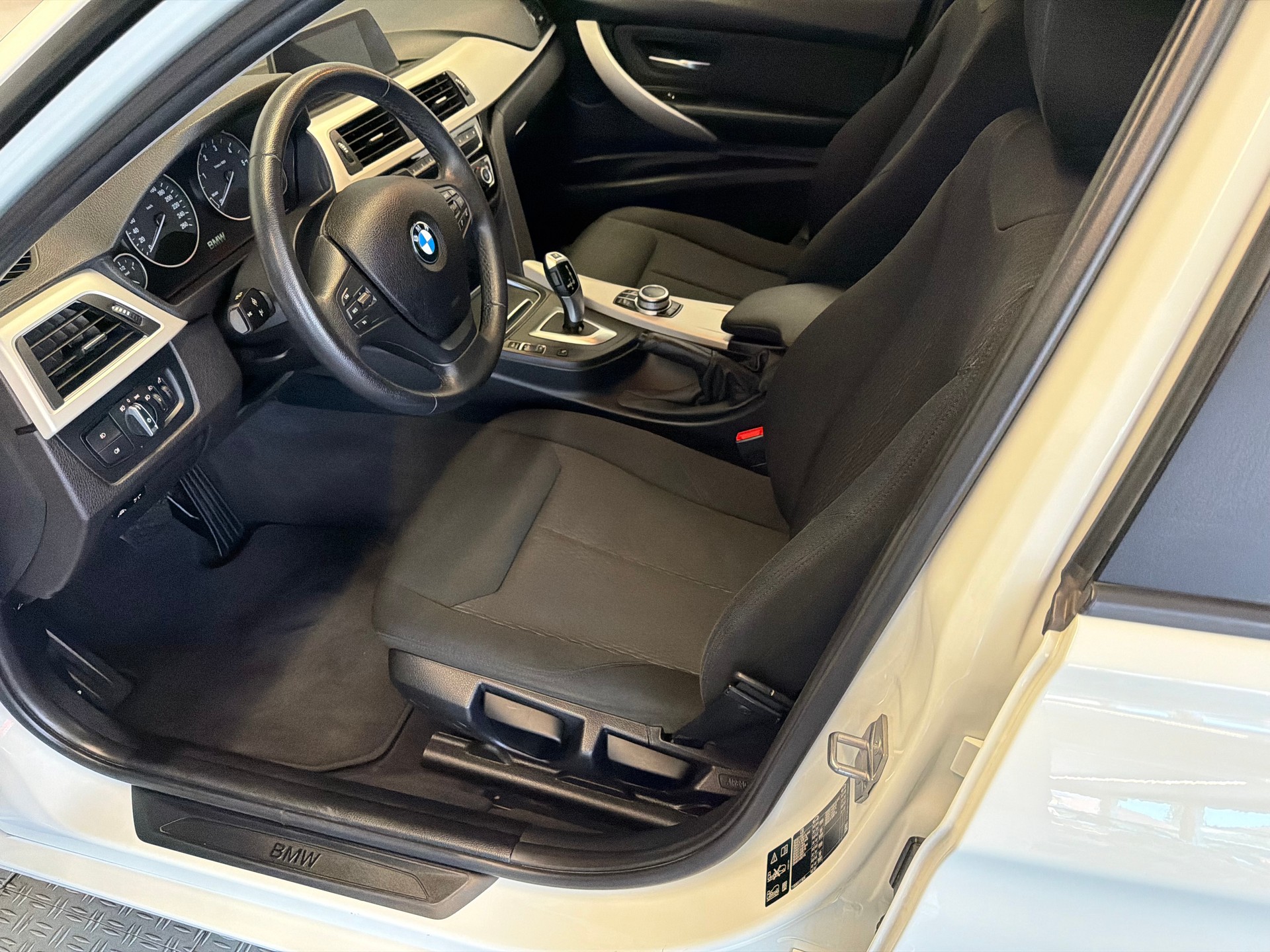 BMW 320d xDrive Touring Swiss Advantage Sport Stept-image-9