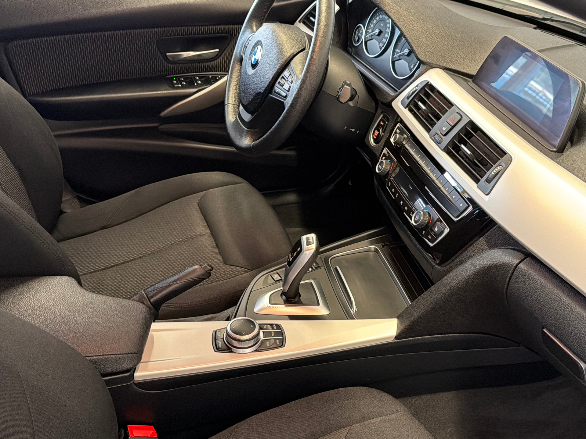 BMW 320d xDrive Touring Swiss Advantage Sport Stept-image-11