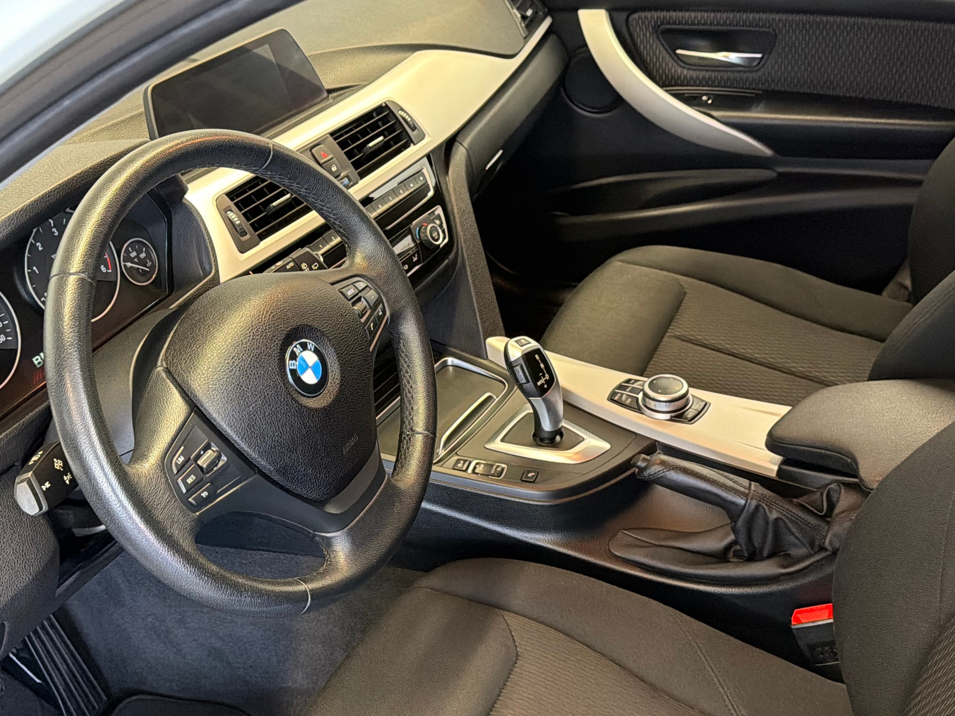 BMW 320d xDrive Touring Swiss Advantage Sport Stept-image-10