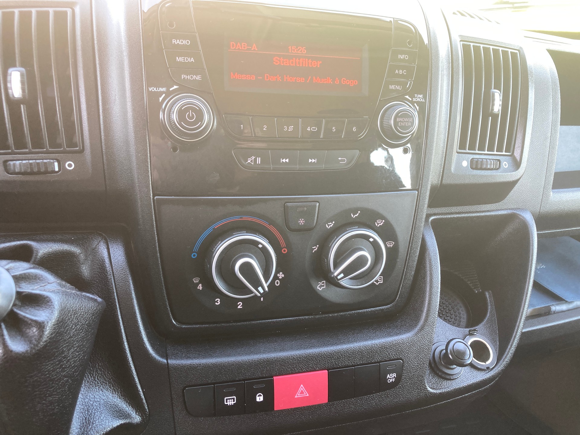 PEUGEOT Boxer 2.2 BlueHDI Doppelkabine mit Anhängerkupplung und Brücke-image-13