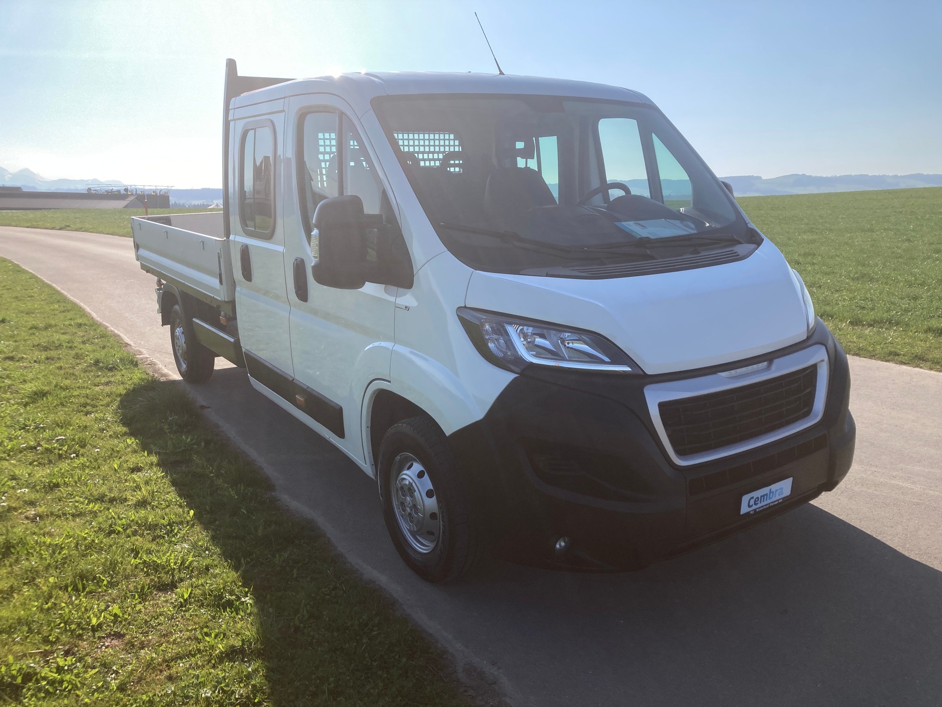PEUGEOT Boxer 2.2 BlueHDI Doppelkabine mit Anhängerkupplung und Brücke-image-1