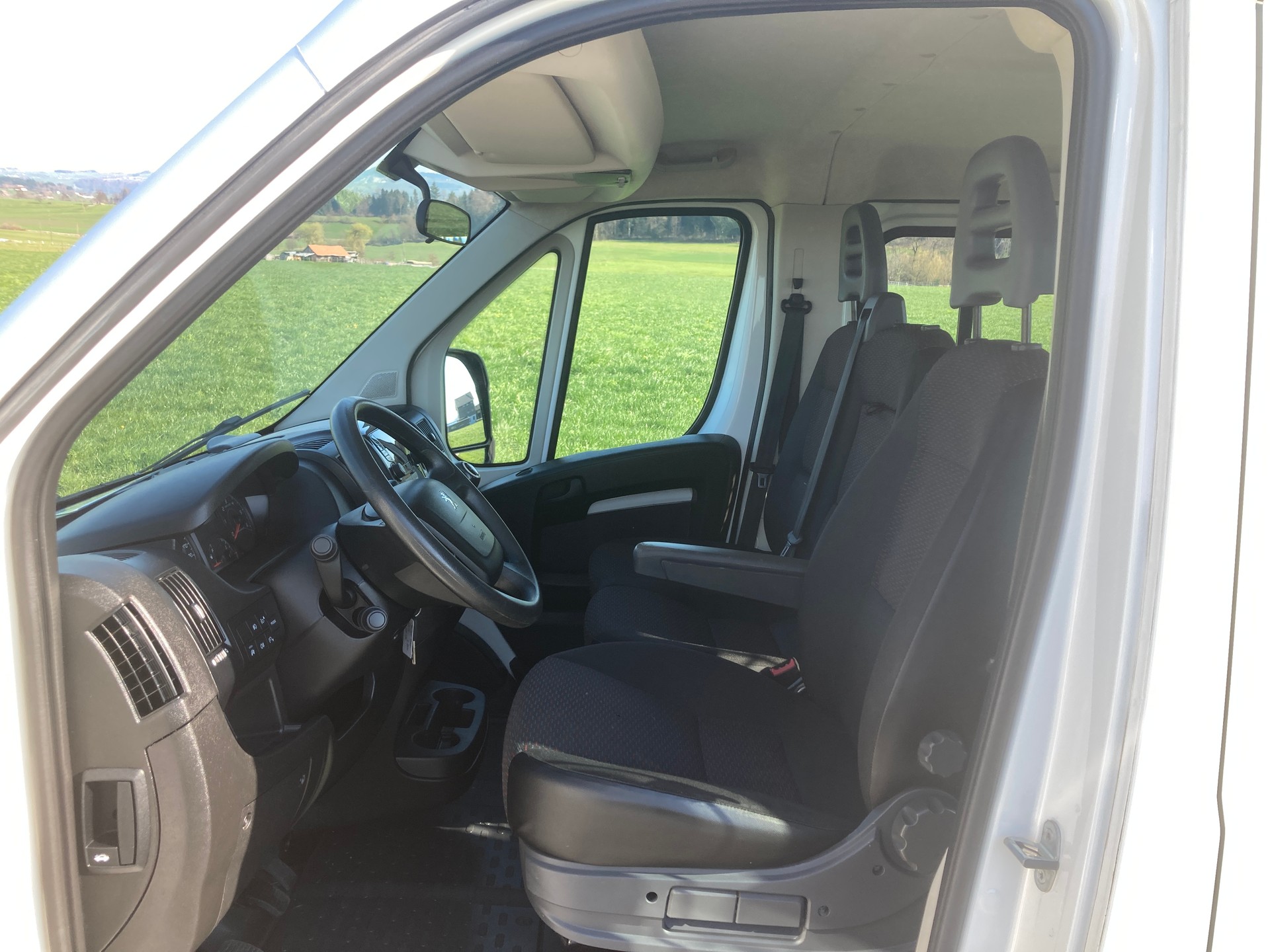 PEUGEOT Boxer 2.2 BlueHDI Doppelkabine mit Anhängerkupplung und Brücke-image-9