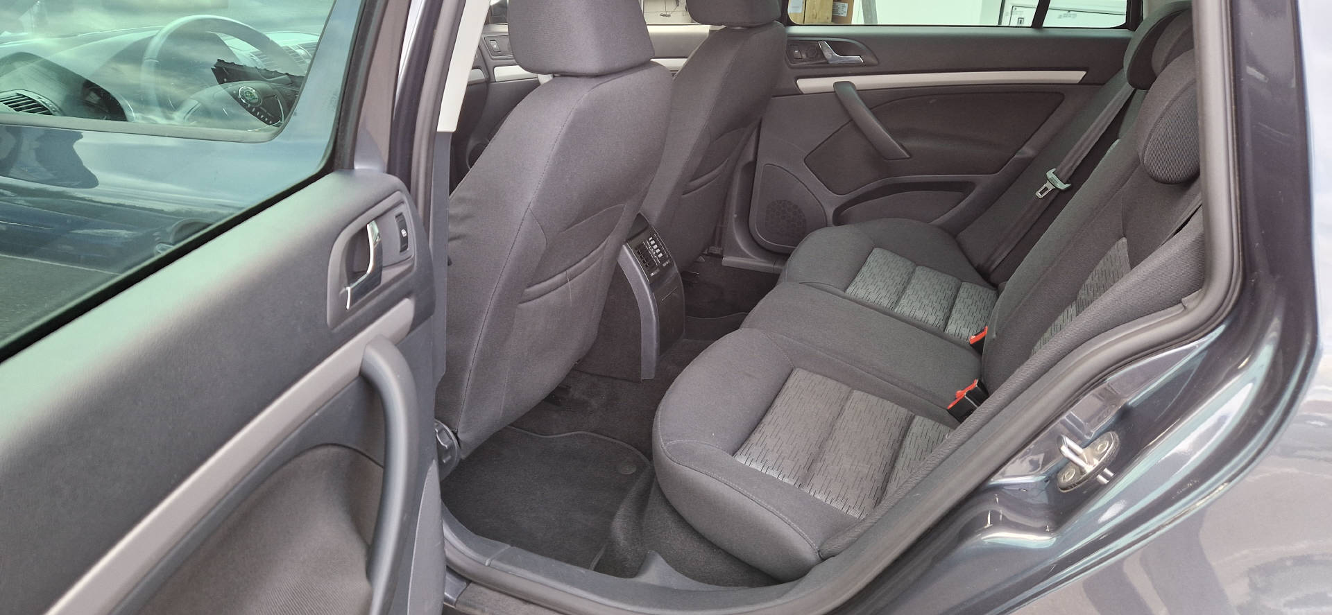 SKODA Octavia Combi 1.6 TDI GreenLine-image-10
