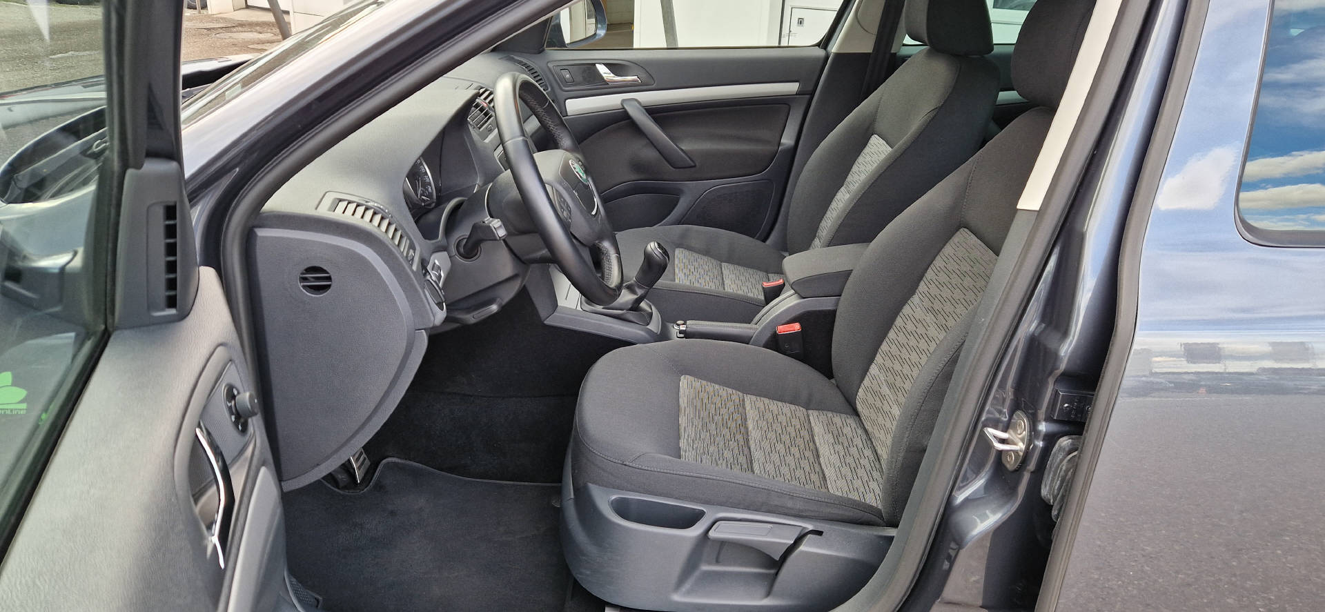 SKODA Octavia Combi 1.6 TDI GreenLine-image-3