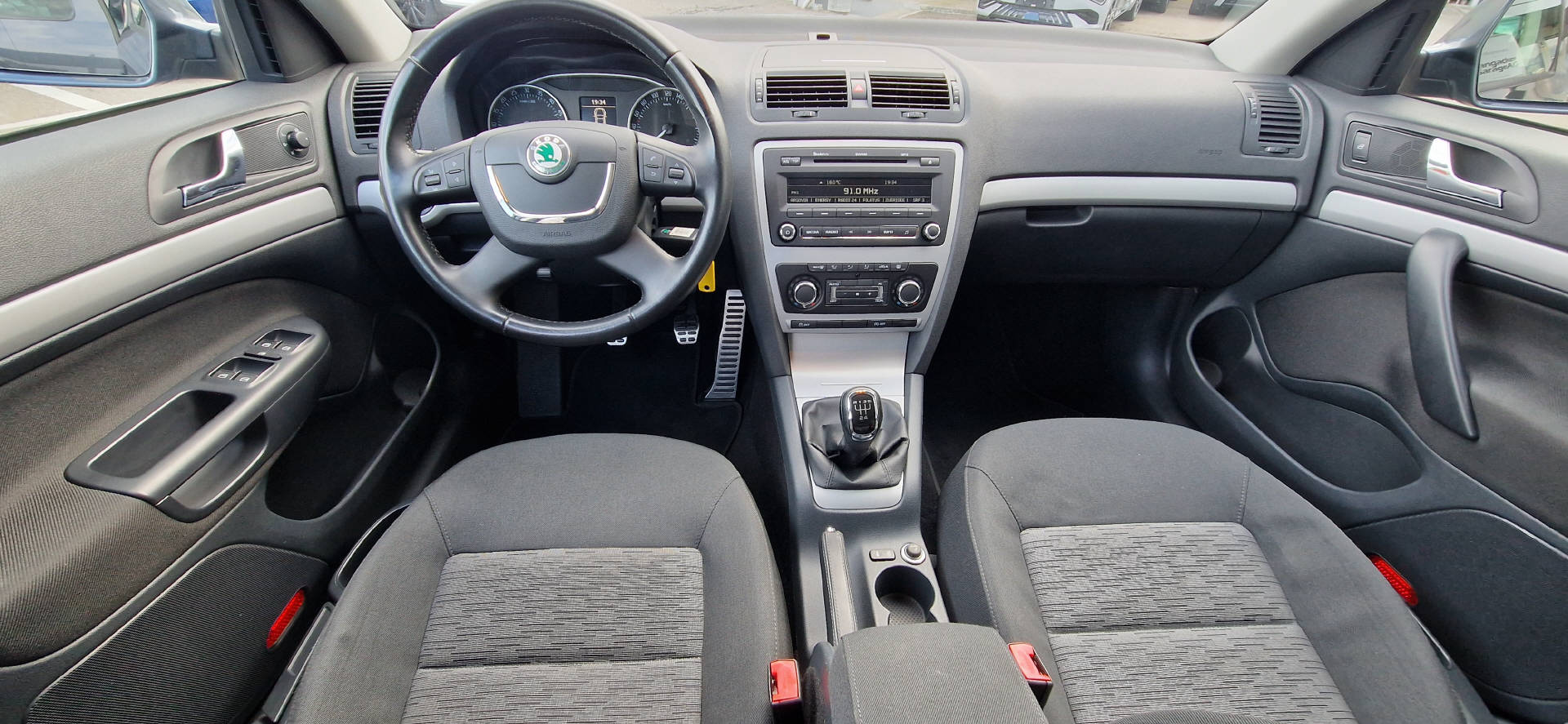 SKODA Octavia Combi 1.6 TDI GreenLine-image-4