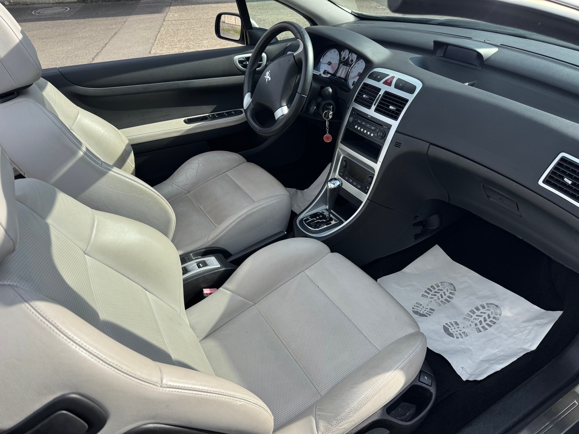 PEUGEOT 307 CC 2.0 16V Platinum Edition-image-7