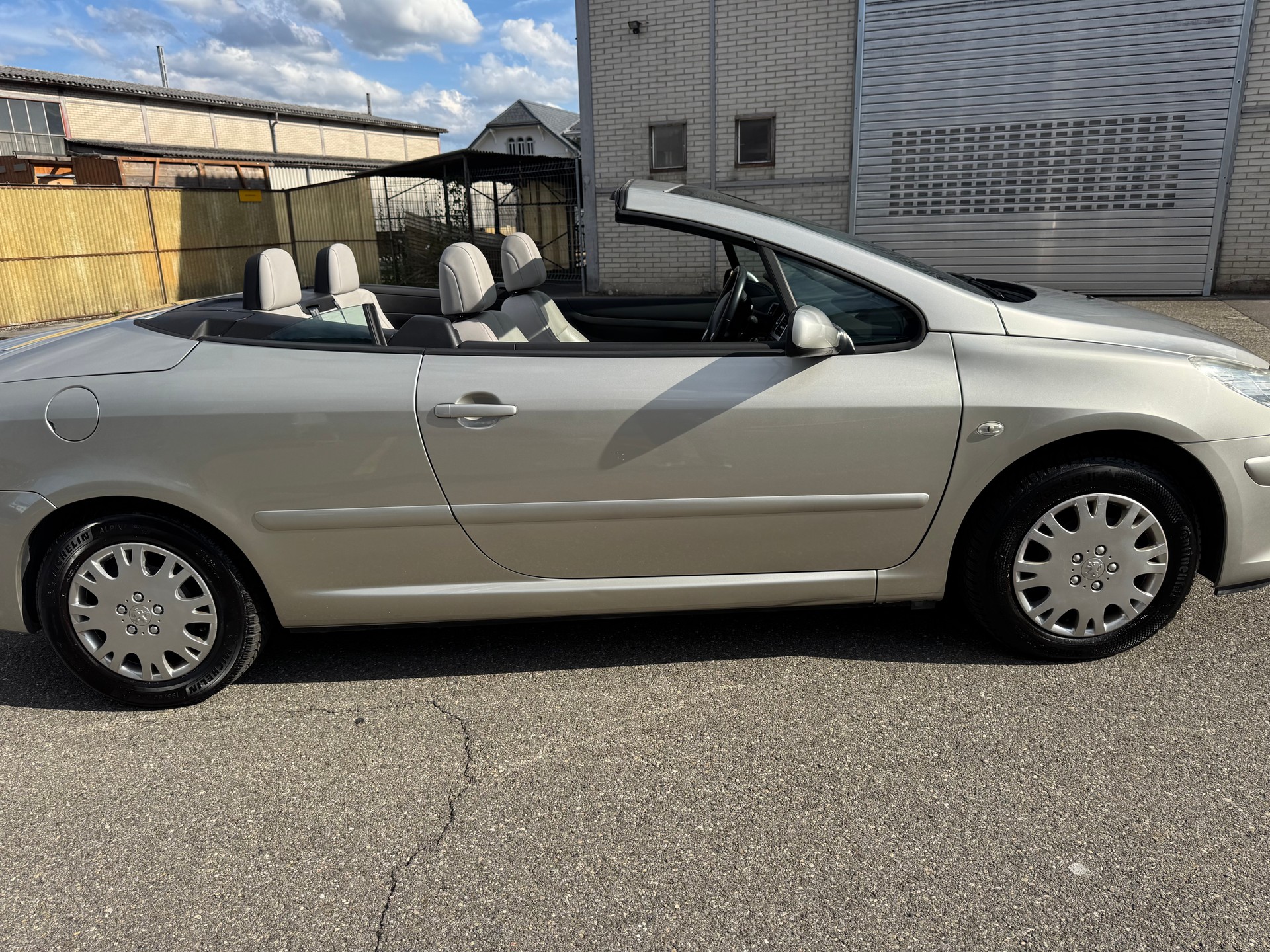 PEUGEOT 307 CC 2.0 16V Platinum Edition-image-2