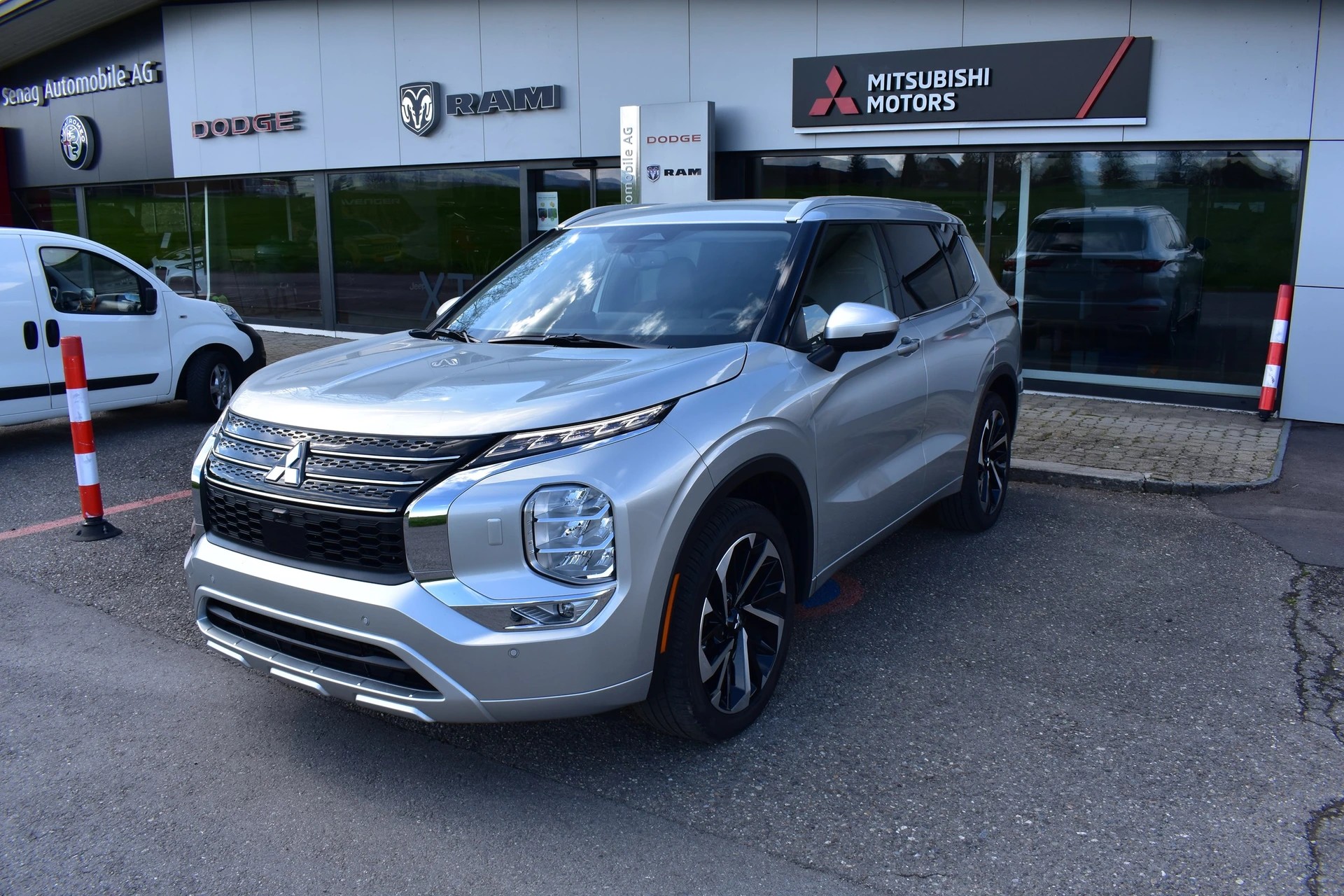 MITSUBISHI OUTLANDER S-AWC-image-1