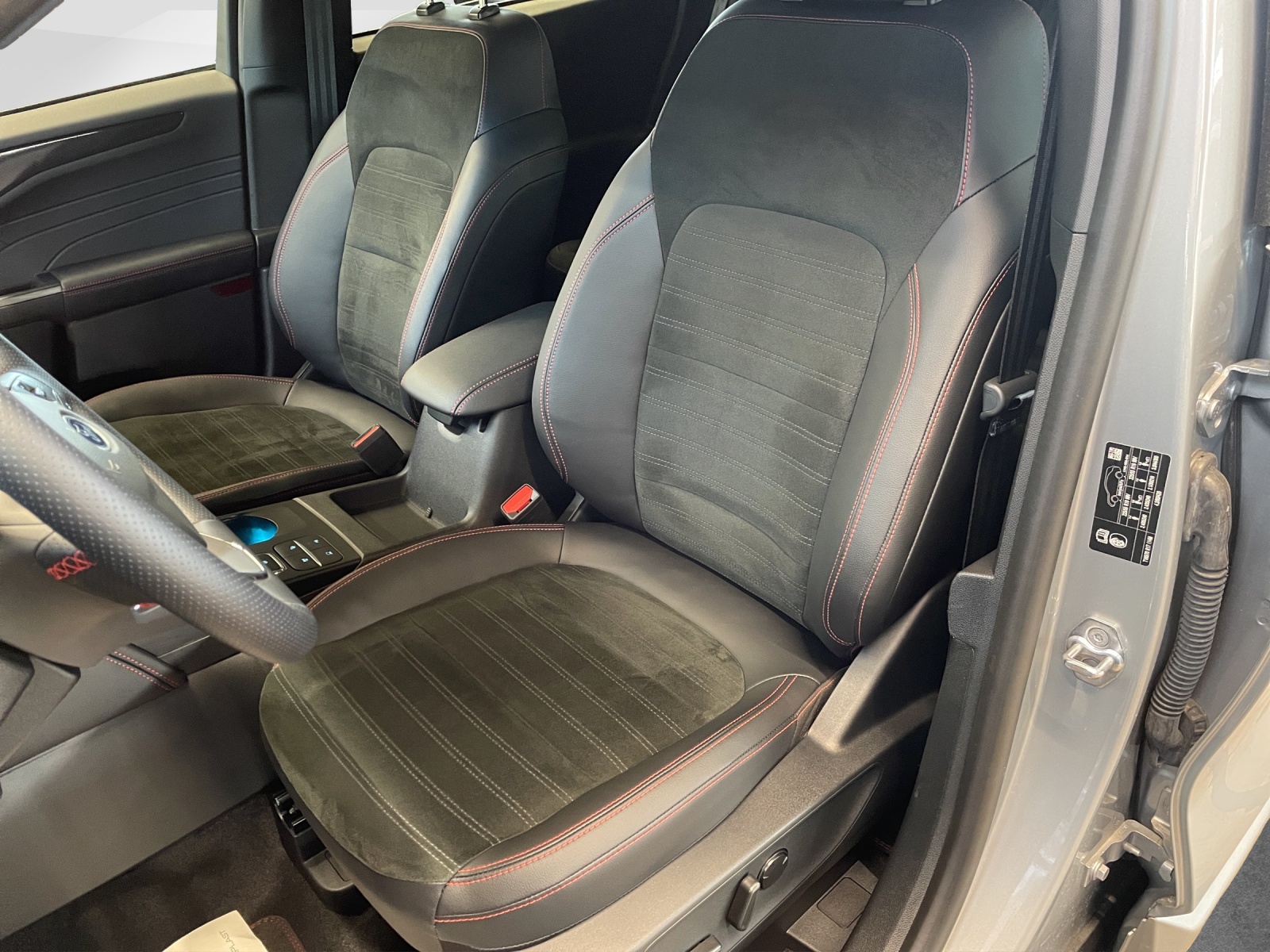FORD Kuga 2.5 Hybrid ST-Line X 4x4-image-12