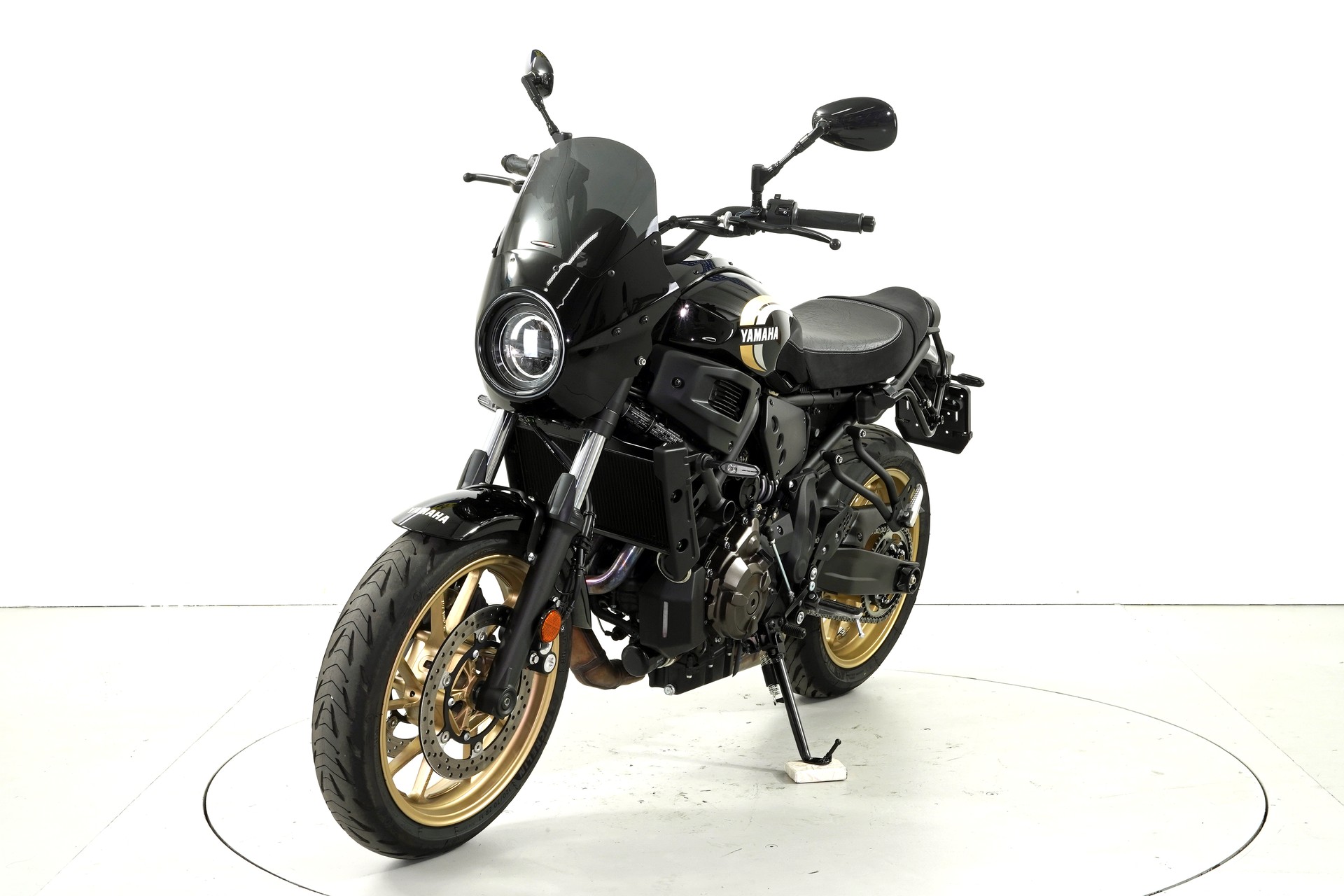 YAMAHA XSR 700 ABS-showroom-element-2
