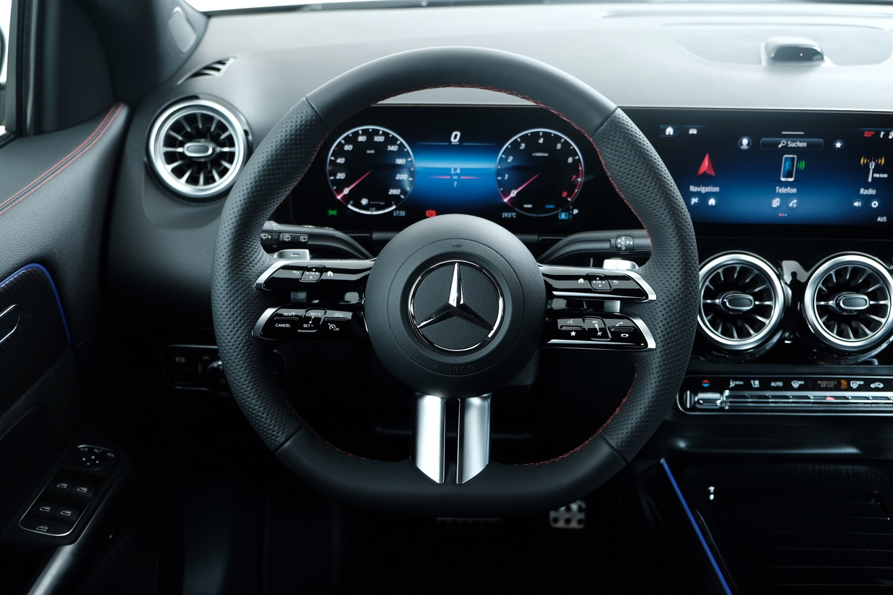 MERCEDES-BENZ GLA 200 Night Star AMG Line H247-image-7