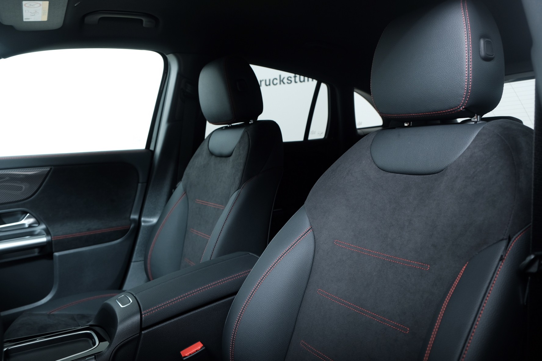 MERCEDES-BENZ GLA 200 Night Star AMG Line H247-image-9