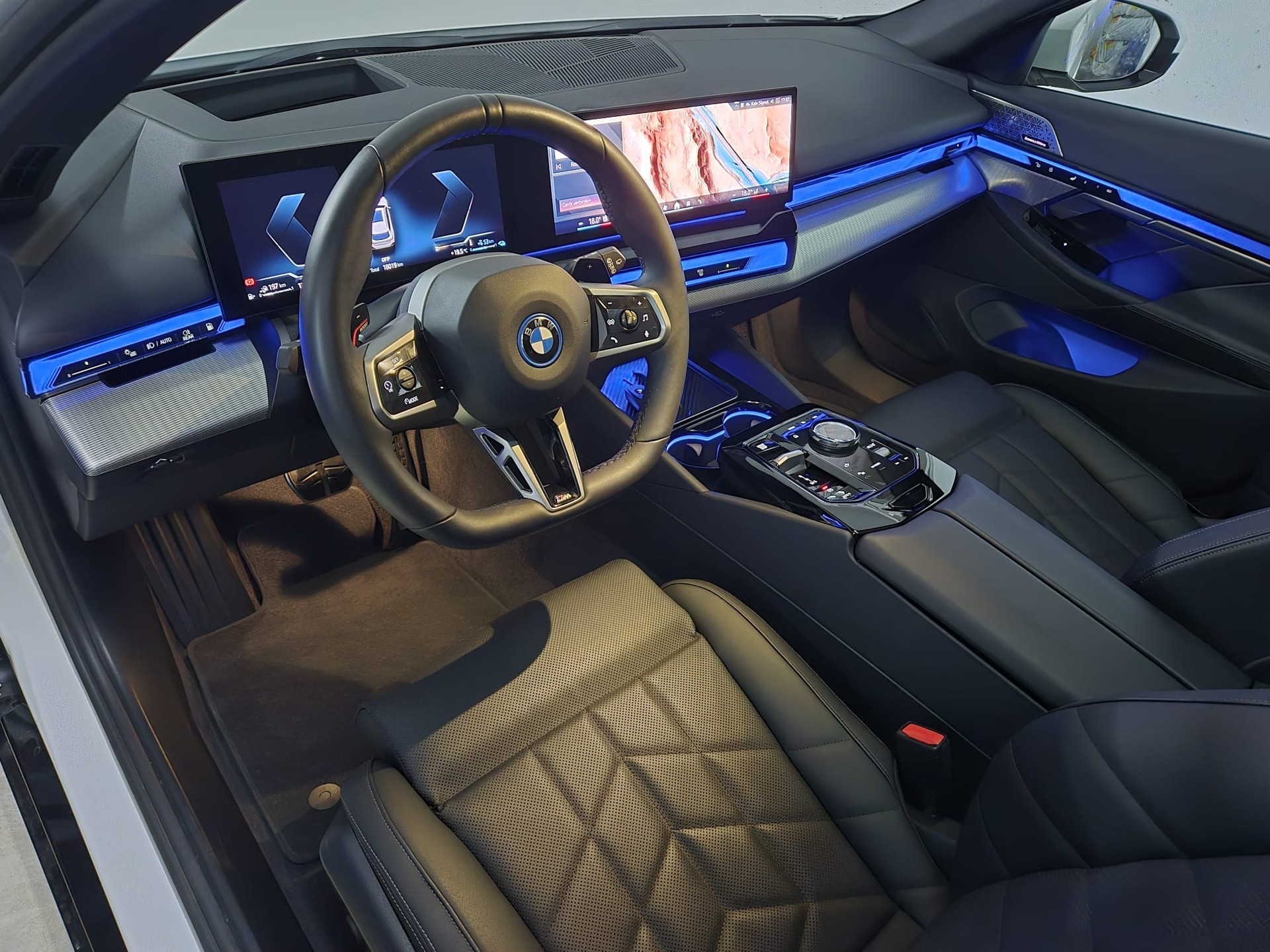 BMW 550e xDrive Touring M Sport Pro Steptronic-image-12