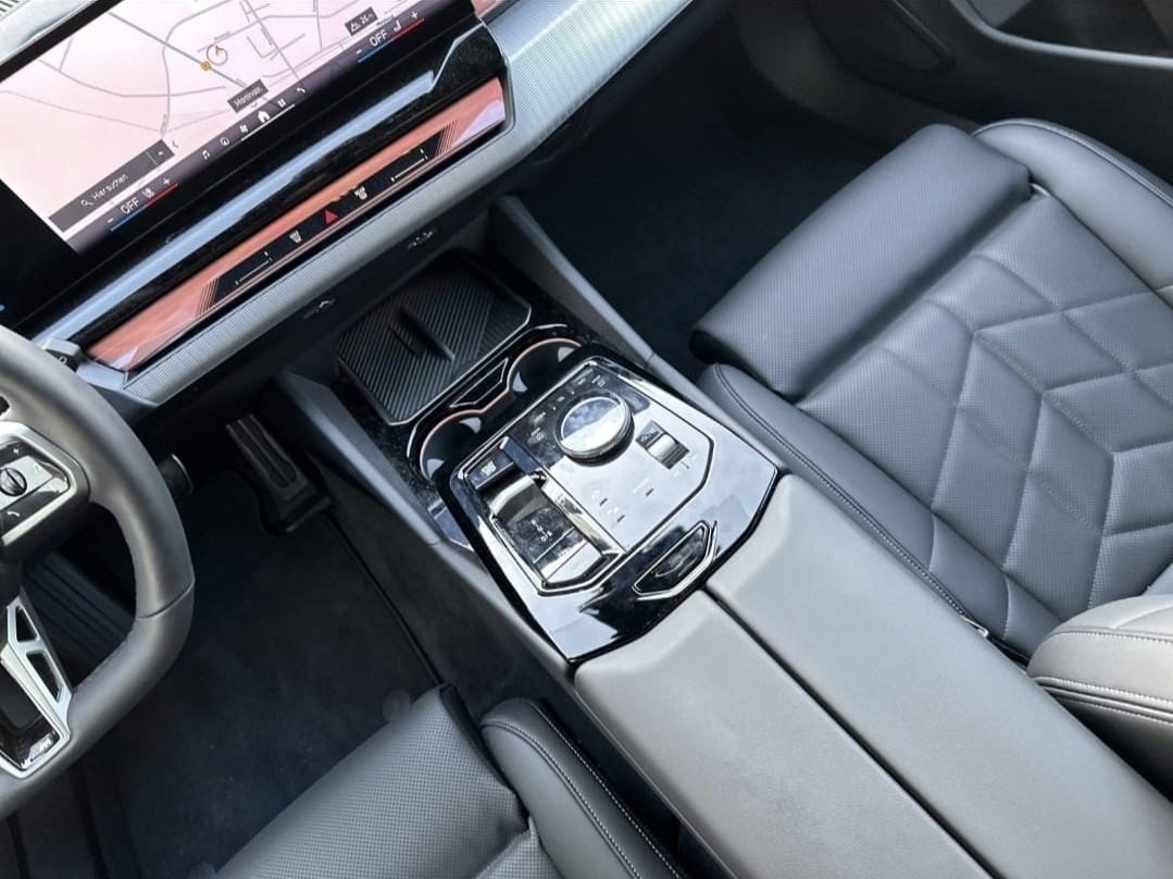 BMW 550e xDrive Touring M Sport Pro Steptronic-image-11