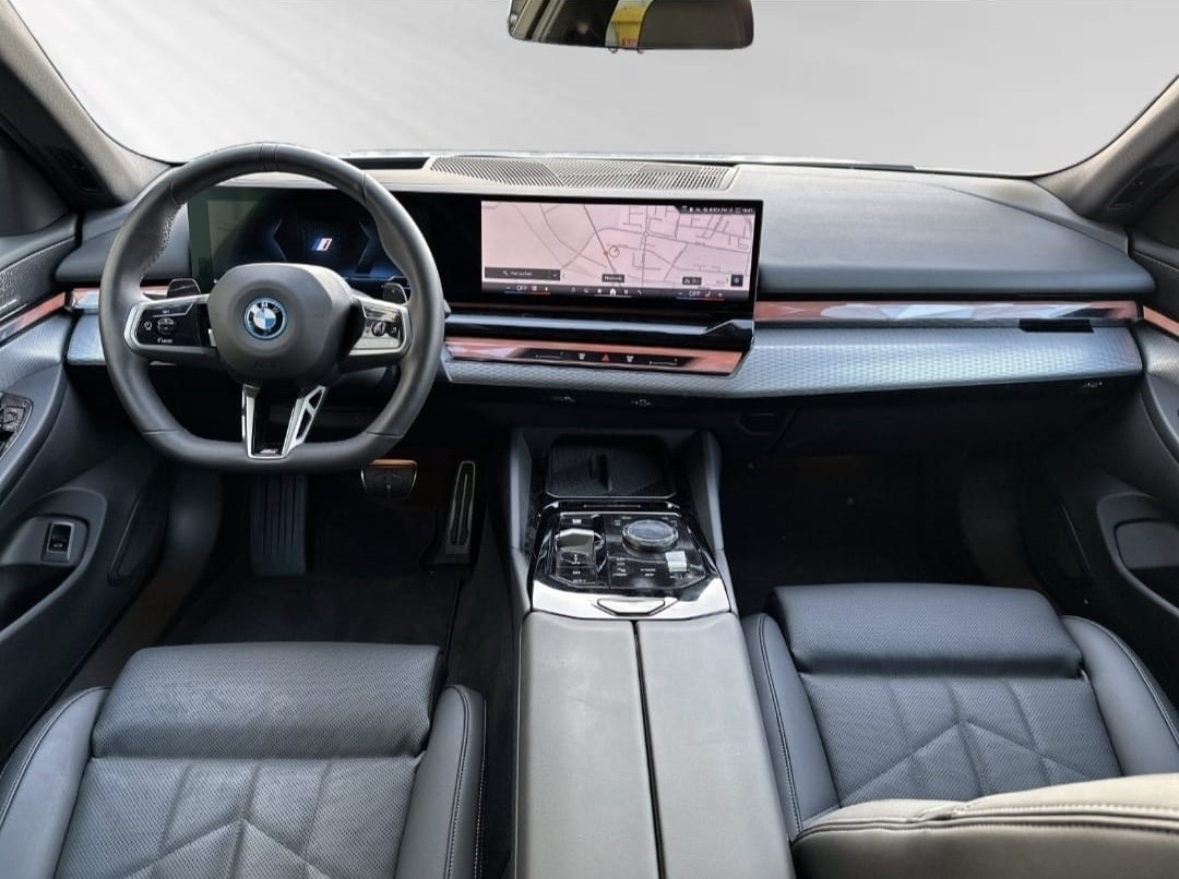 BMW 550e xDrive Touring M Sport Pro Steptronic-image-9