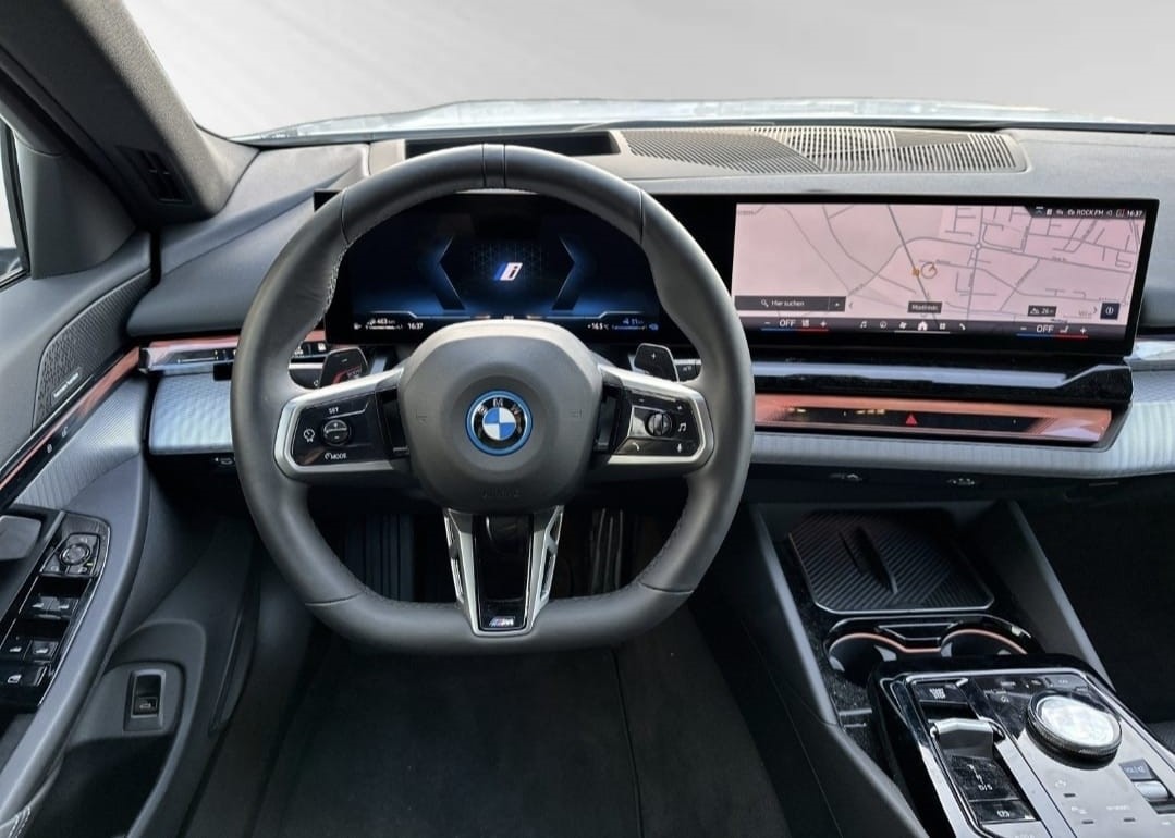 BMW 550e xDrive Touring M Sport Pro Steptronic-image-10
