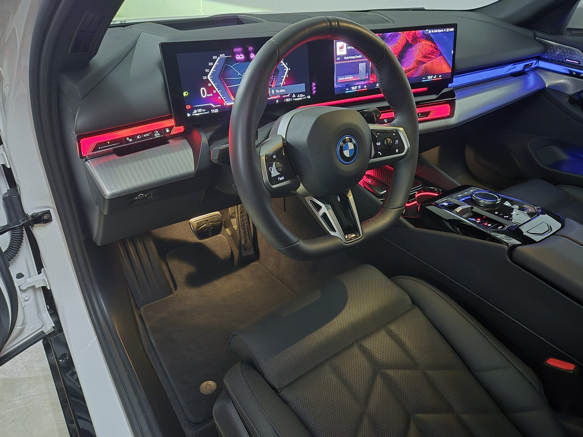 BMW 550e xDrive Touring M Sport Pro Steptronic-image-13