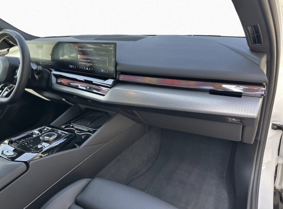 BMW 550e xDrive Touring M Sport Pro Steptronic-image-6