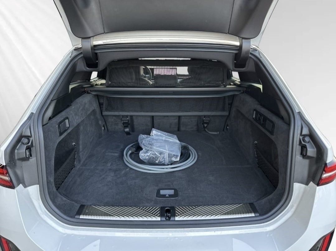 BMW 550e xDrive Touring M Sport Pro Steptronic-image-5
