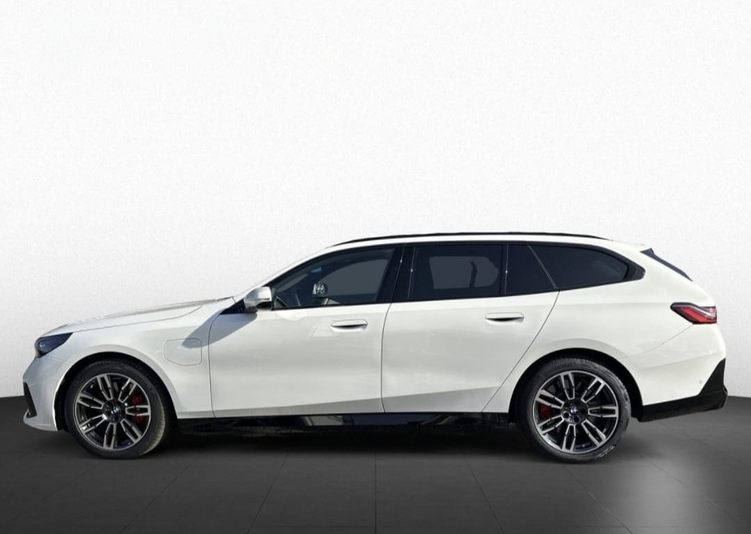 BMW 550e xDrive Touring M Sport Pro Steptronic-image-1