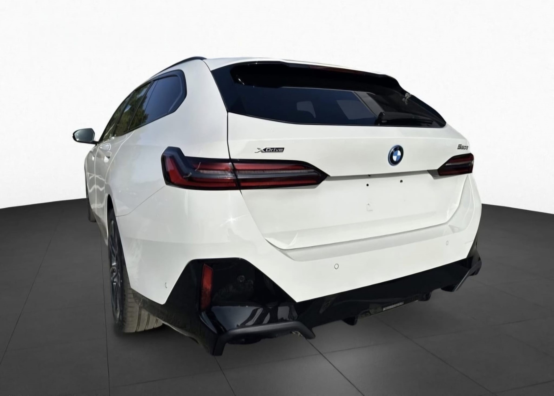 BMW 550e xDrive Touring M Sport Pro Steptronic-image-2