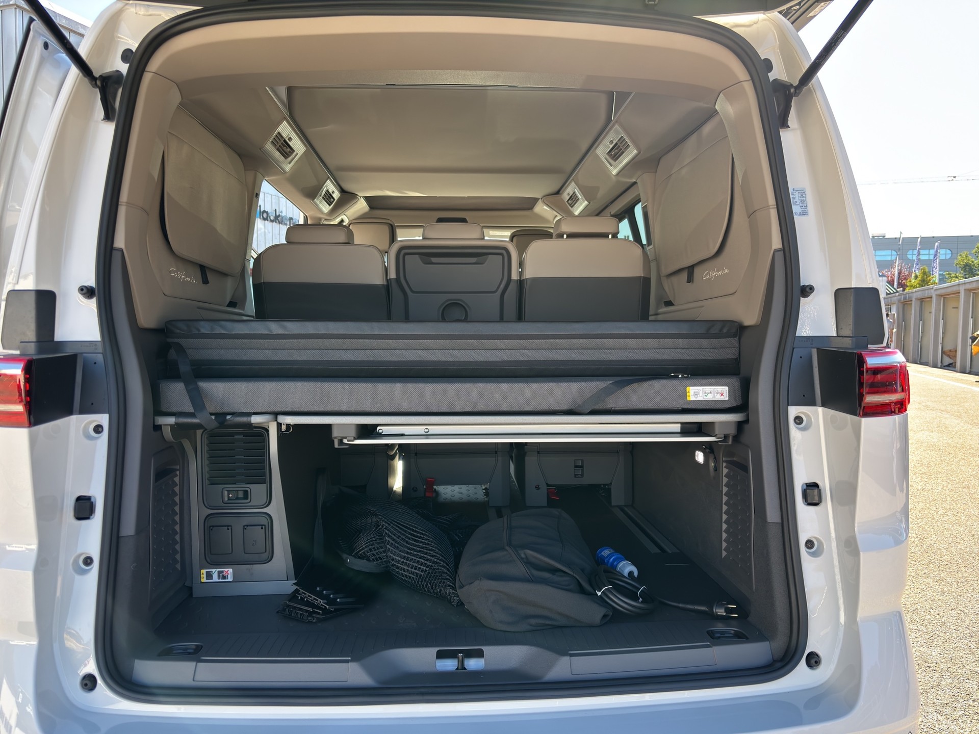 VW California 2.0 TDI Beach Tour Liberty-image-10