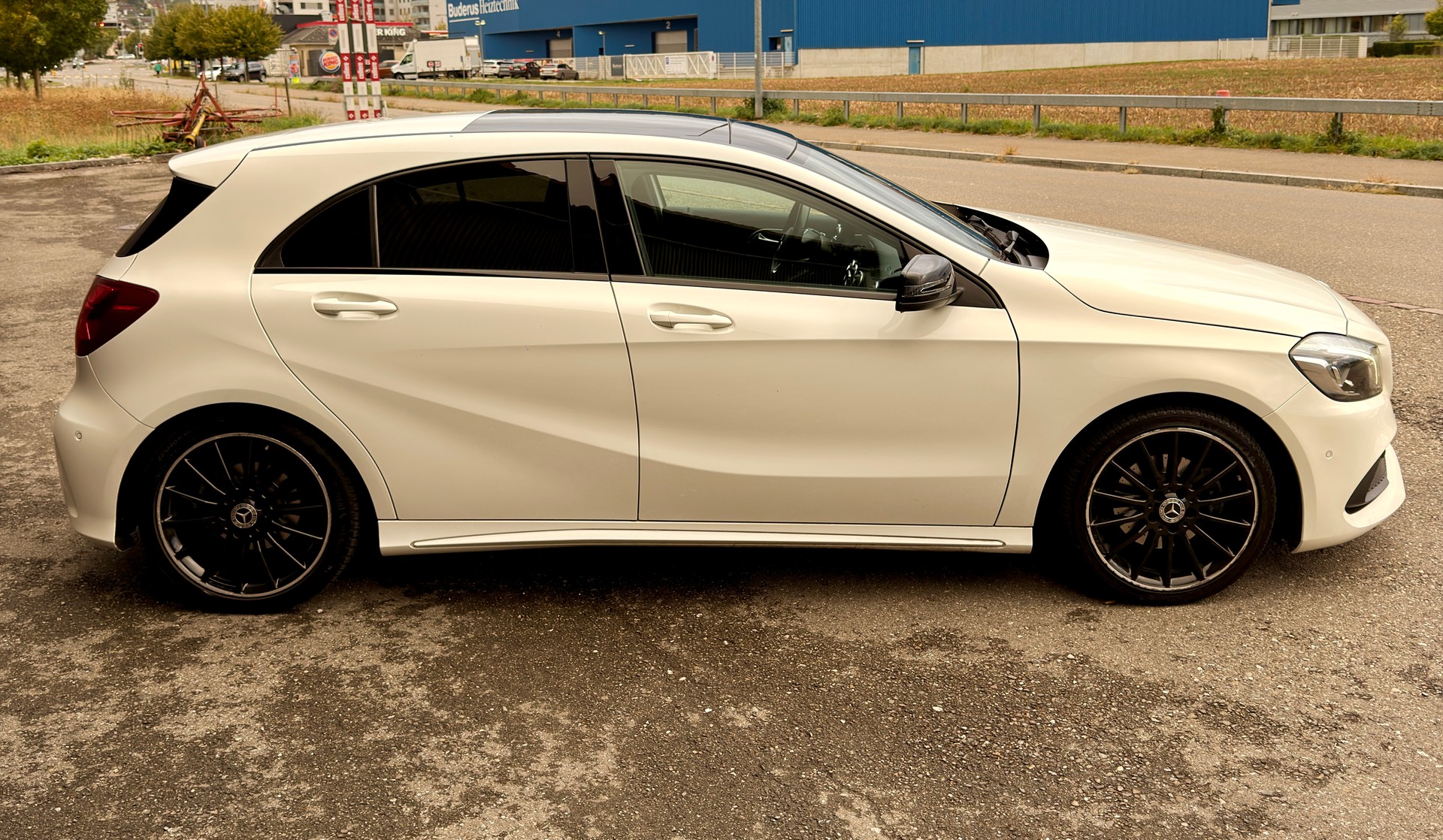 MERCEDES-BENZ A 200 d AMG Line-image-13