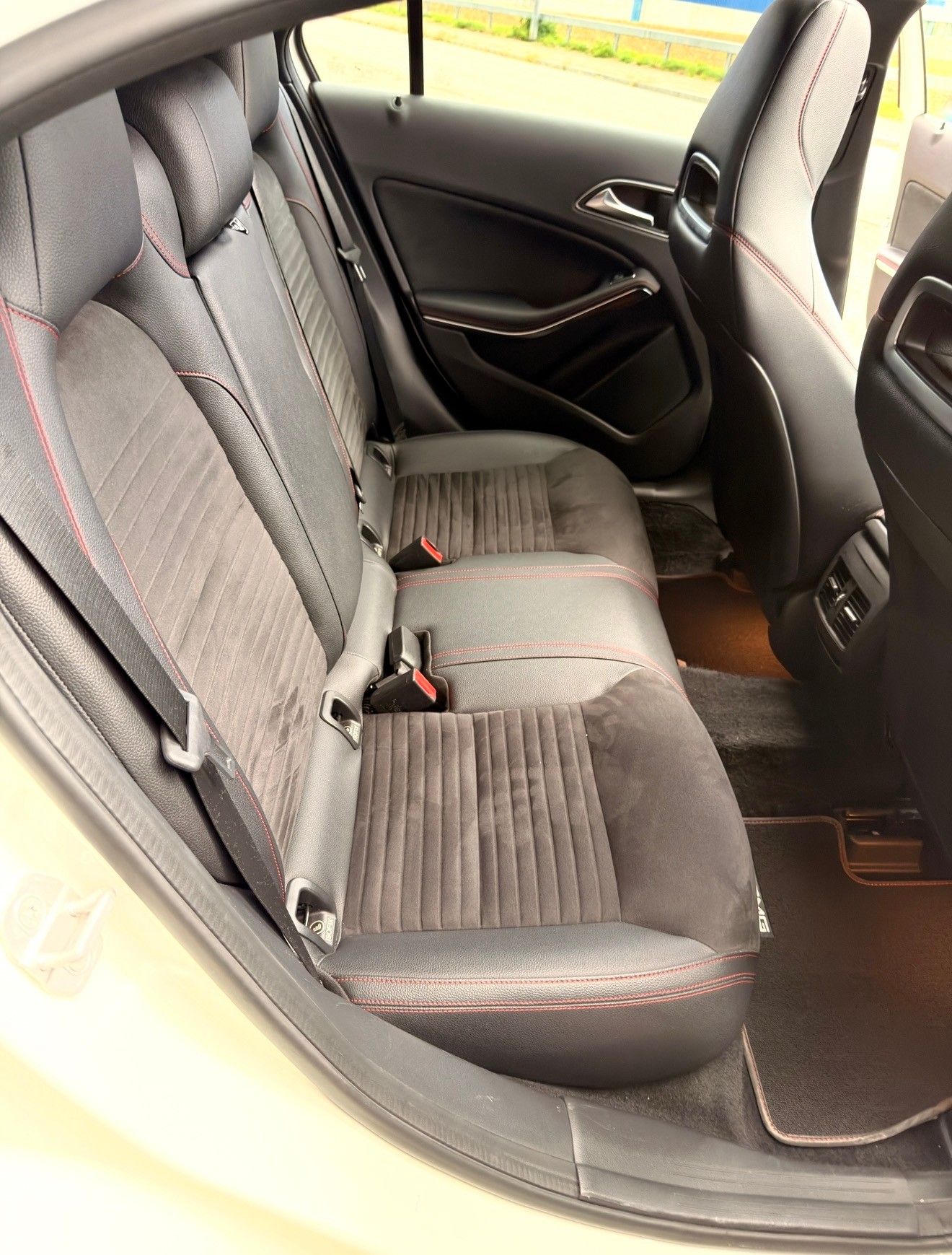 MERCEDES-BENZ A 200 d AMG Line-image-6