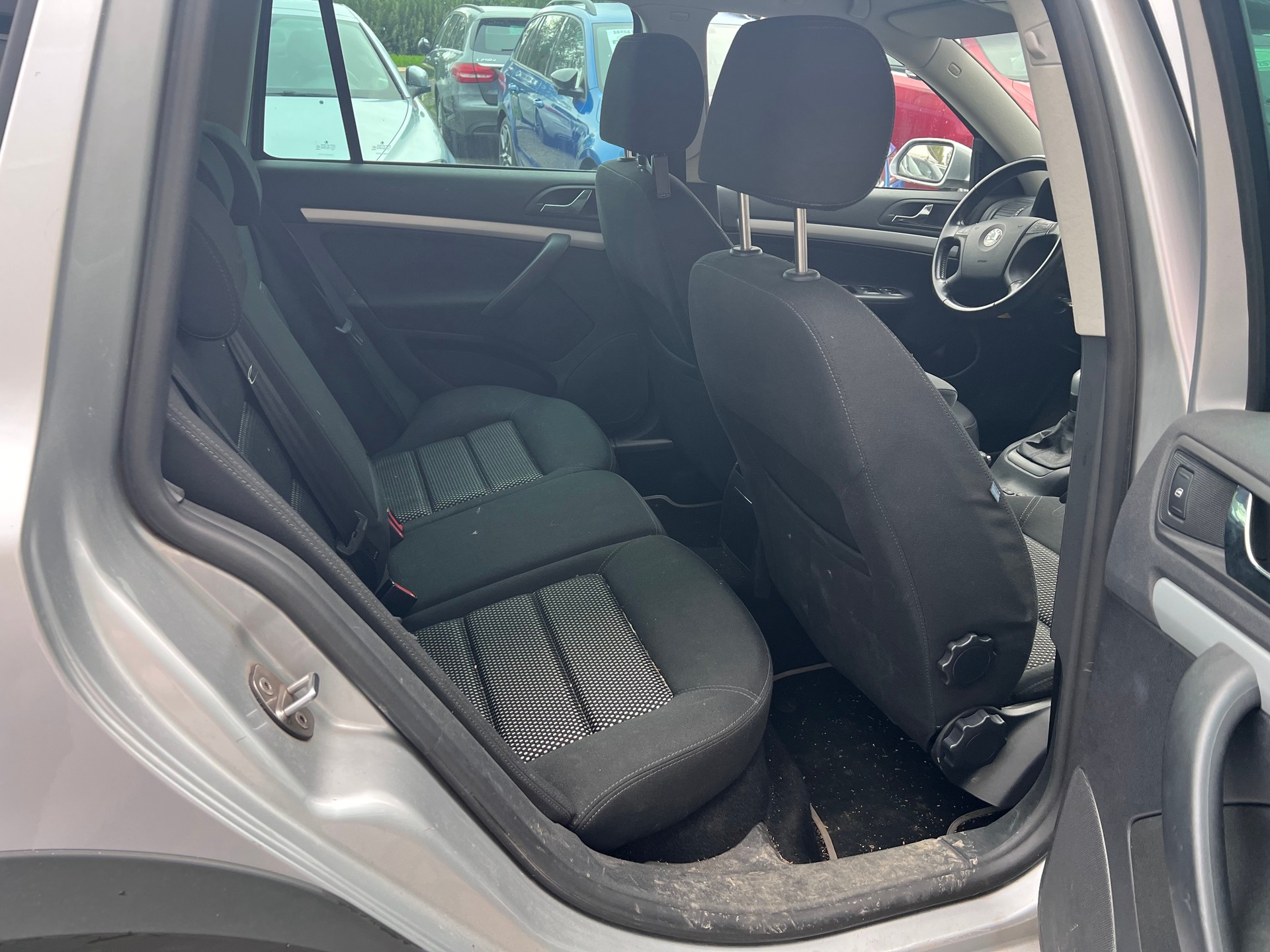 SKODA Octavia Scout 2.0 TDI 4x4-image-9