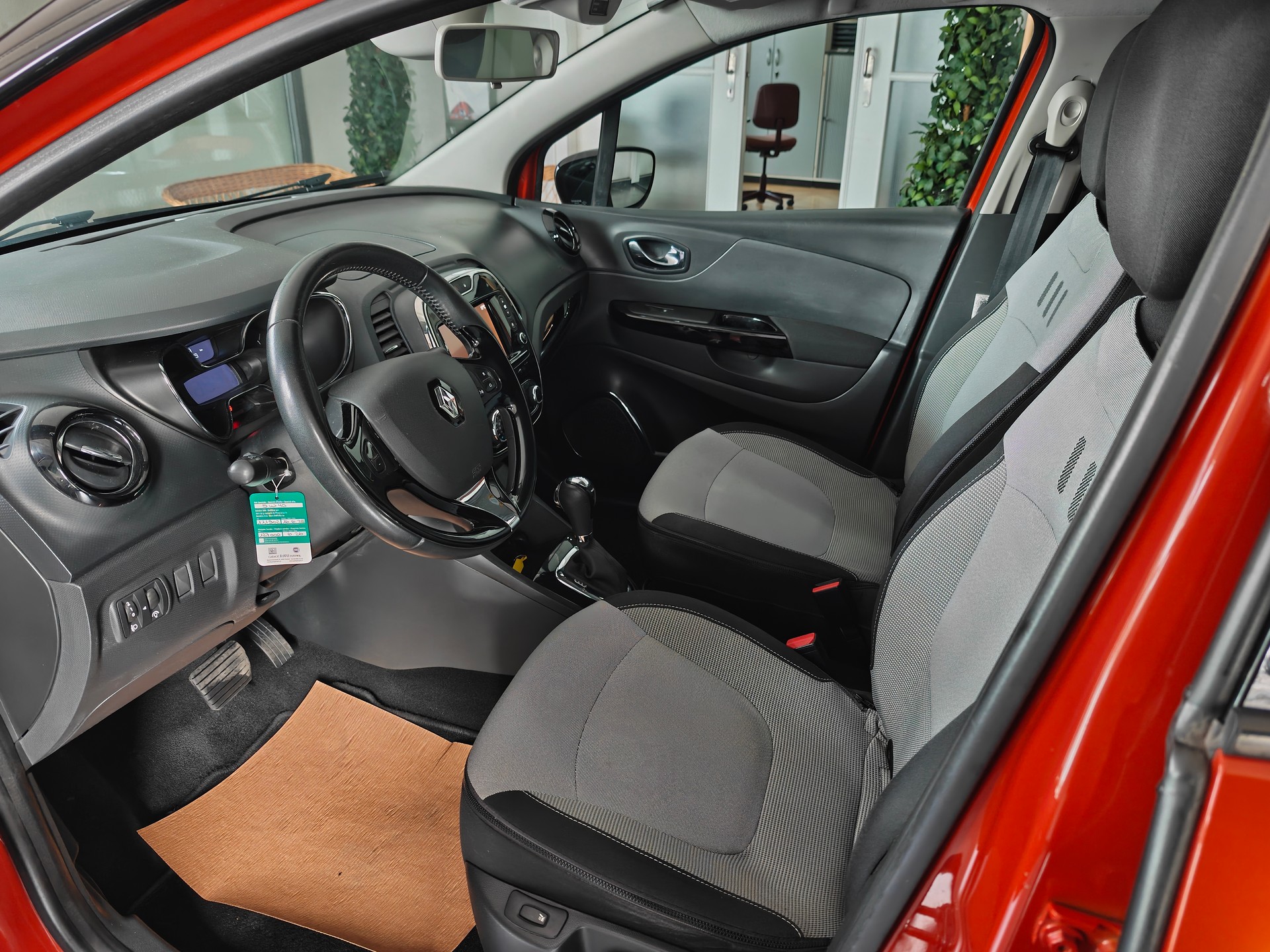 RENAULT Captur 1.2 T 16V Privilège EDC-image-9