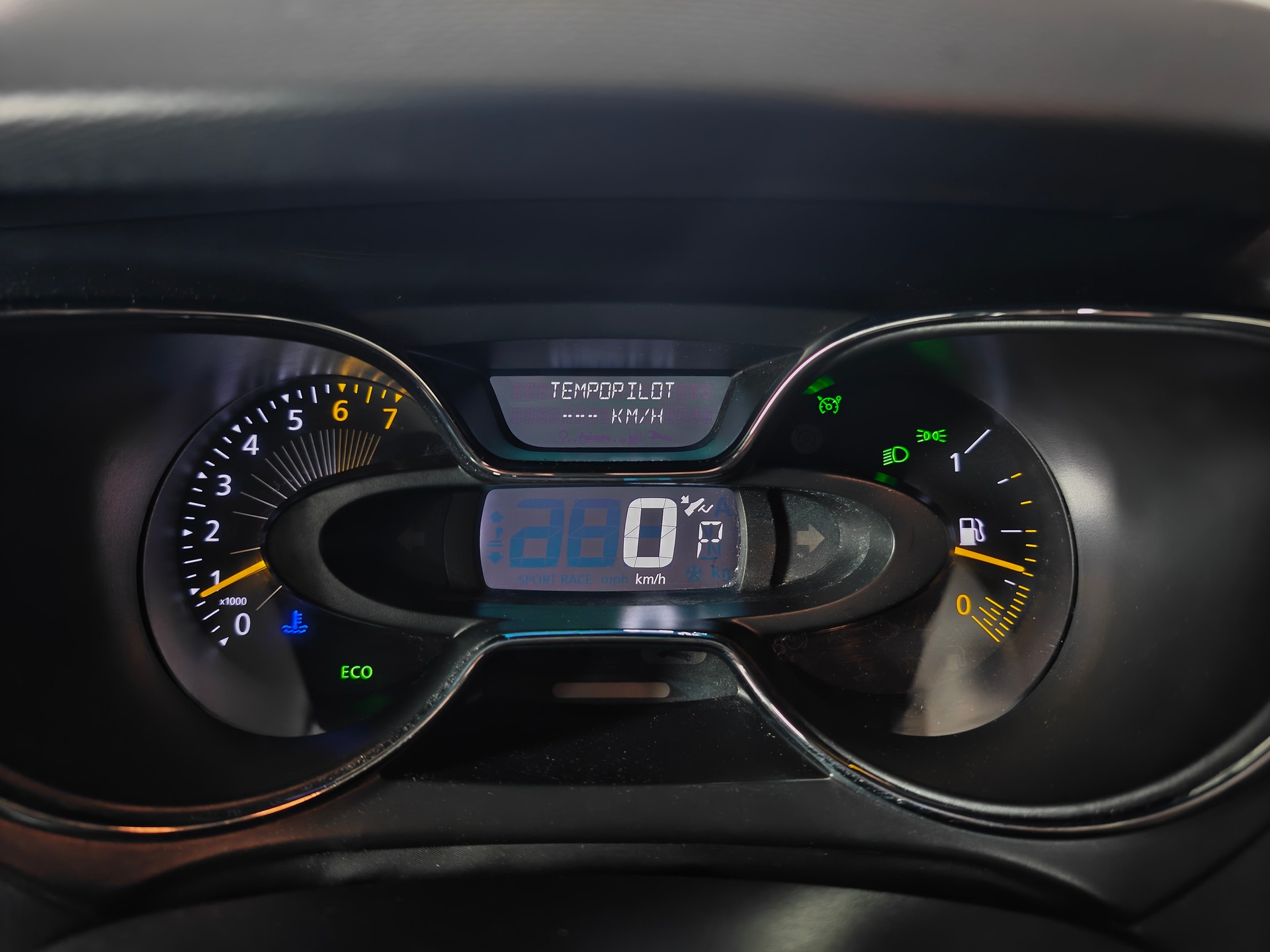 RENAULT Captur 1.2 T 16V Privilège EDC-image-13