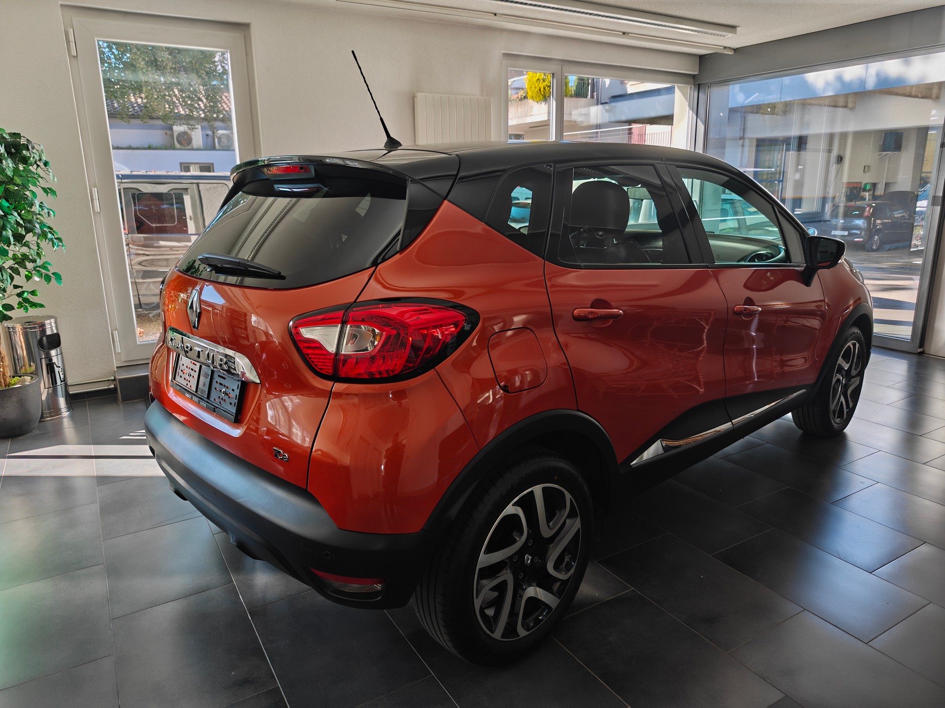 RENAULT Captur 1.2 T 16V Privilège EDC-image-3
