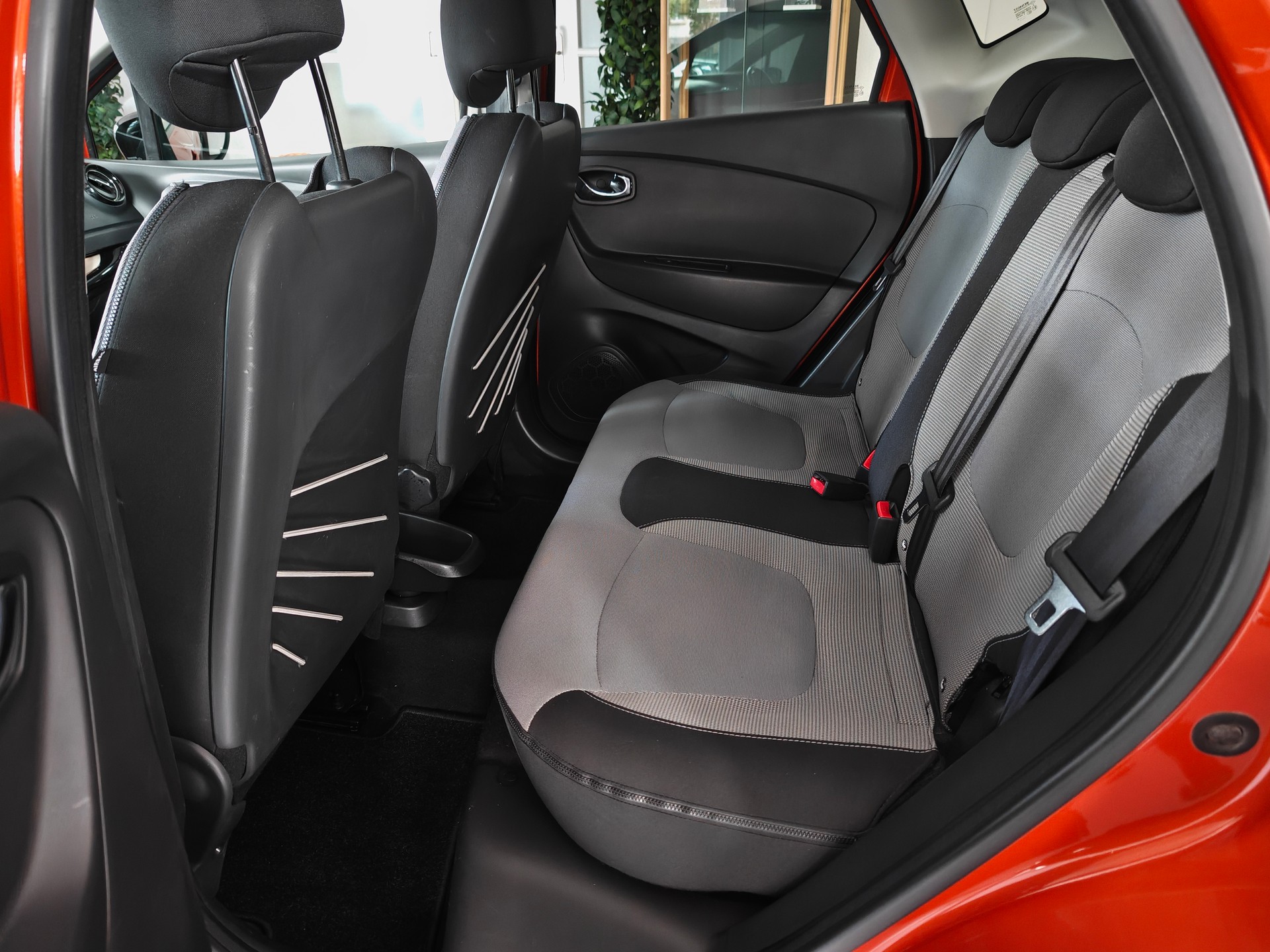 RENAULT Captur 1.2 T 16V Privilège EDC-image-11