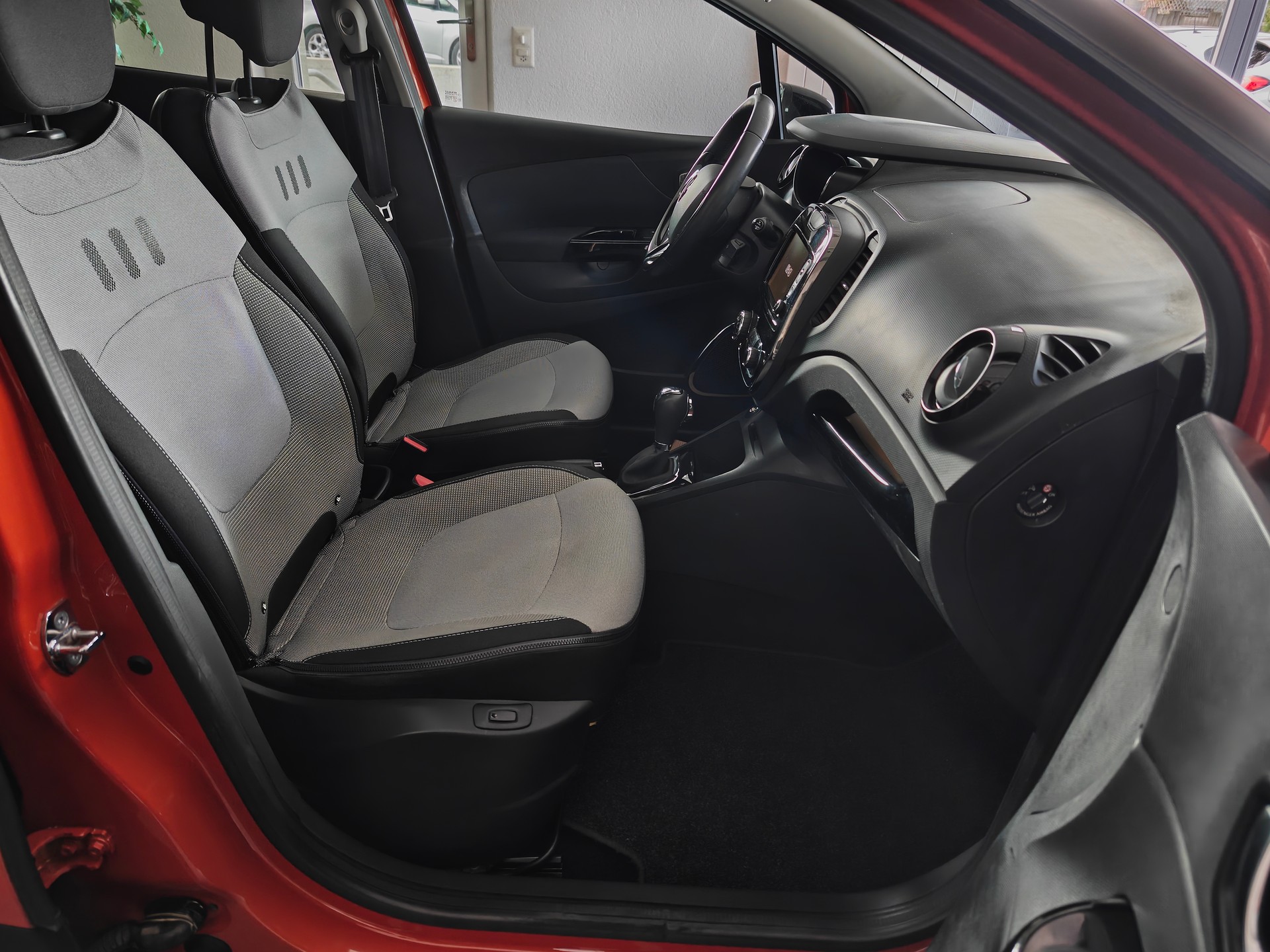 RENAULT Captur 1.2 T 16V Privilège EDC-image-10
