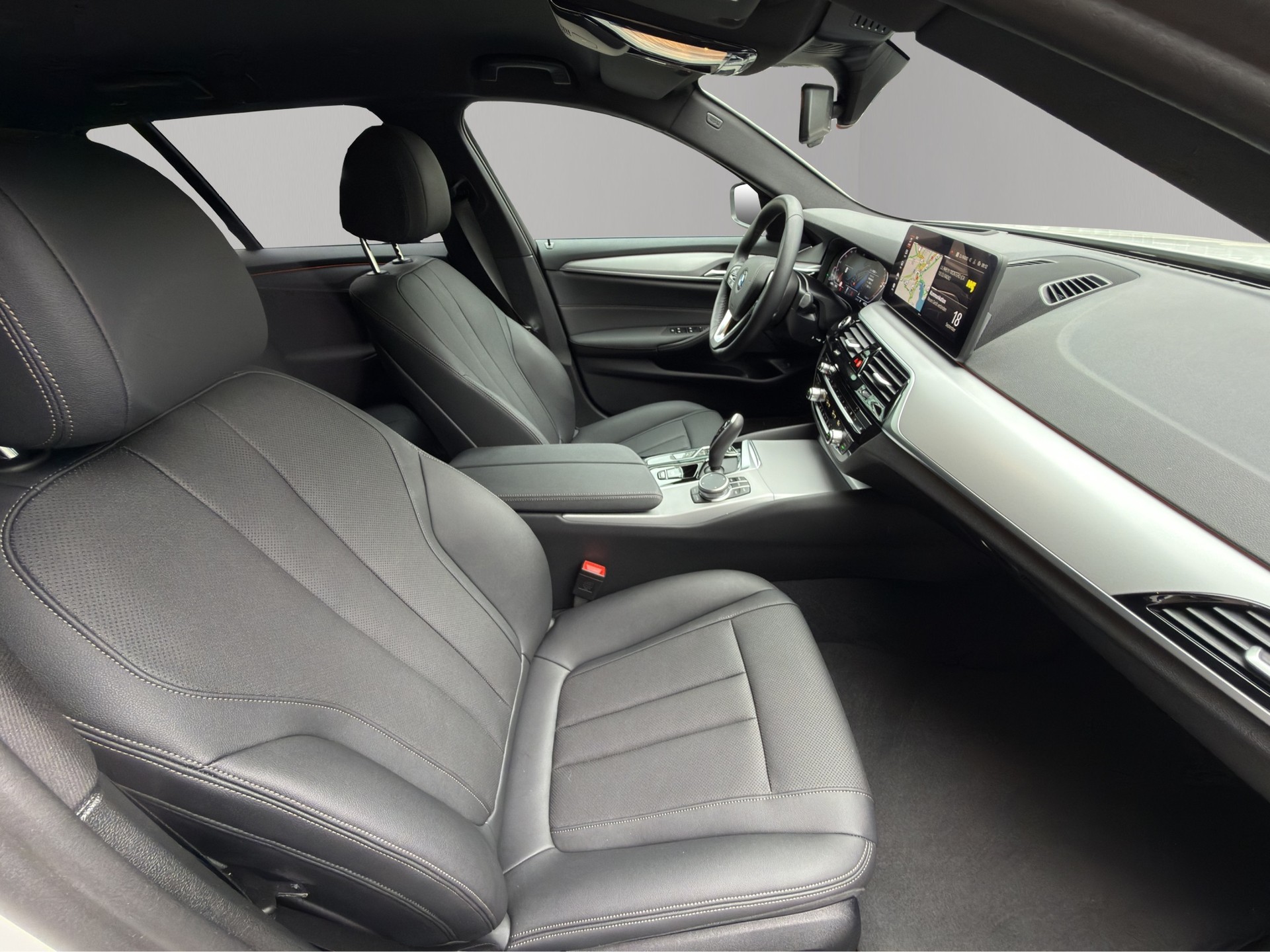 BMW 530d xDrive 48V Touring Steptronic-image-18