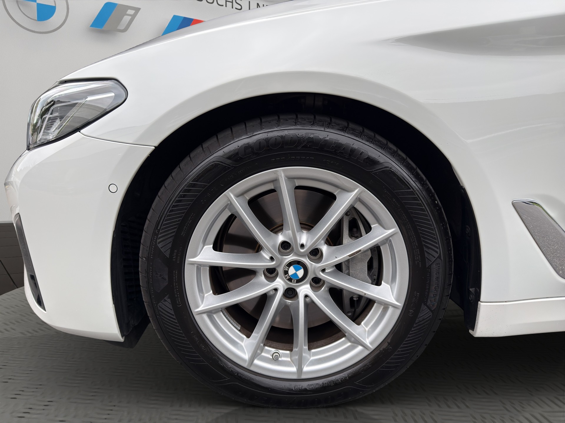 BMW 530d xDrive 48V Touring Steptronic-image-8